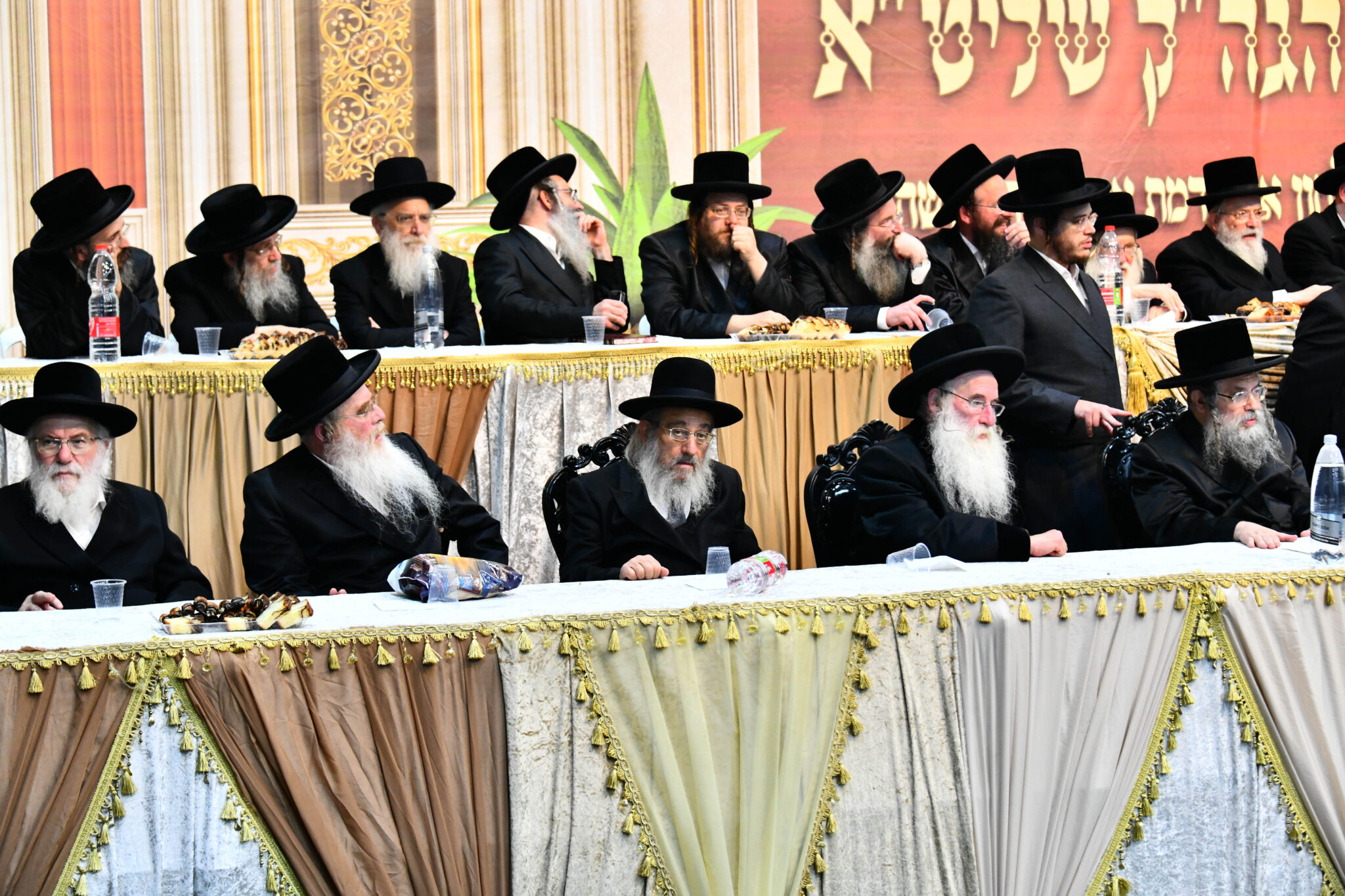 אלפים קיבלו את פניו של האדמו"ר מצאנז קלויזנבורג בשנלר