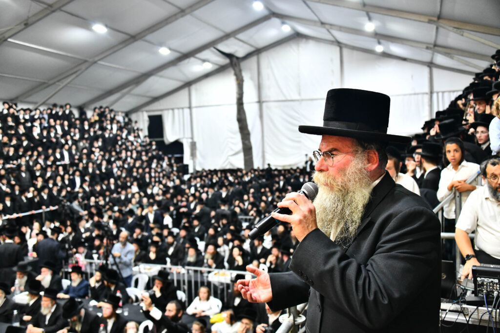 אלפים קיבלו את פניו של האדמו"ר מצאנז קלויזנבורג בשנלר