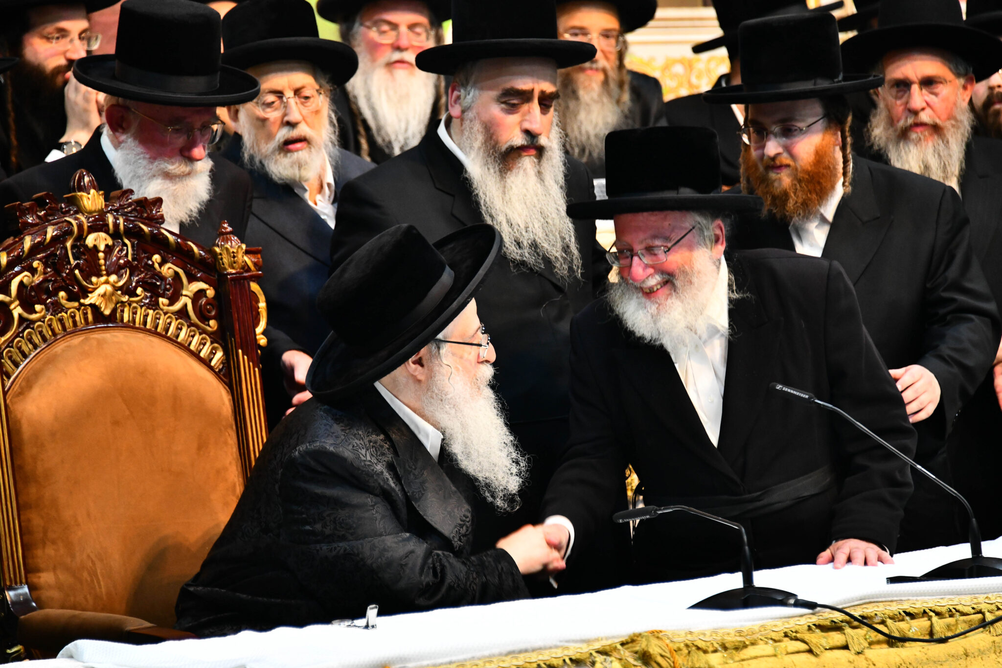 אלפים קיבלו את פניו של האדמו"ר מצאנז קלויזנבורג בשנלר