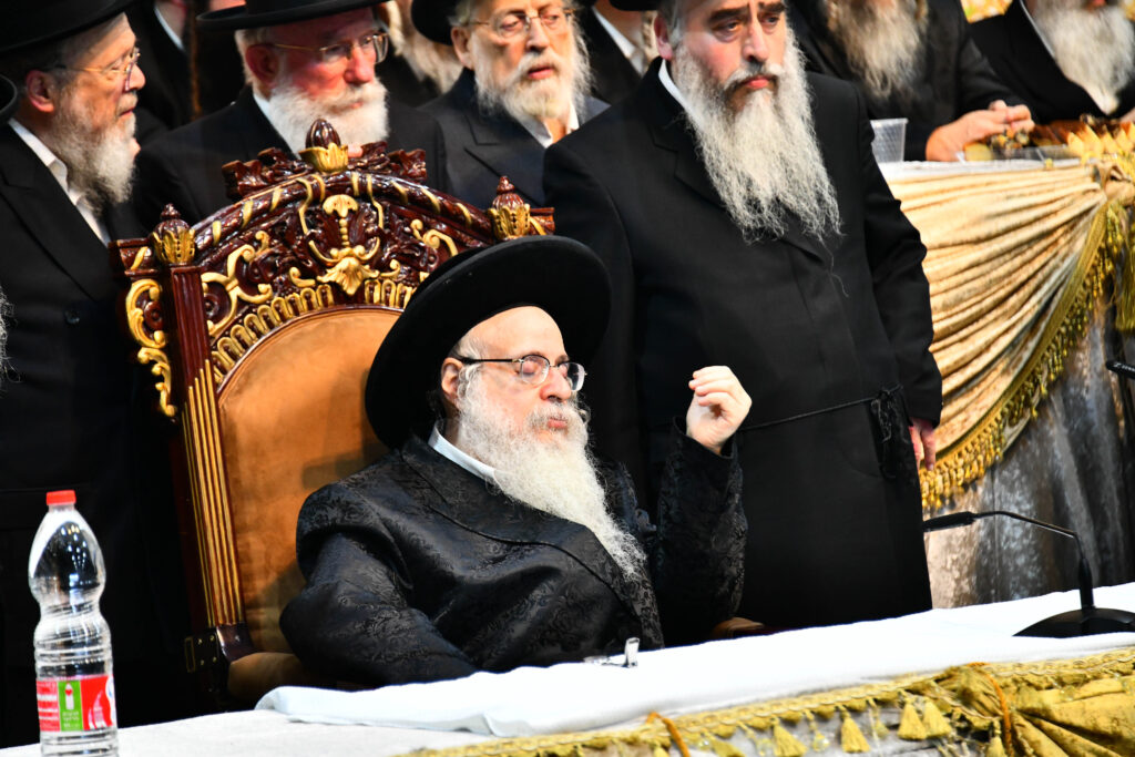 אלפים קיבלו את פניו של האדמו"ר מצאנז קלויזנבורג בשנלר