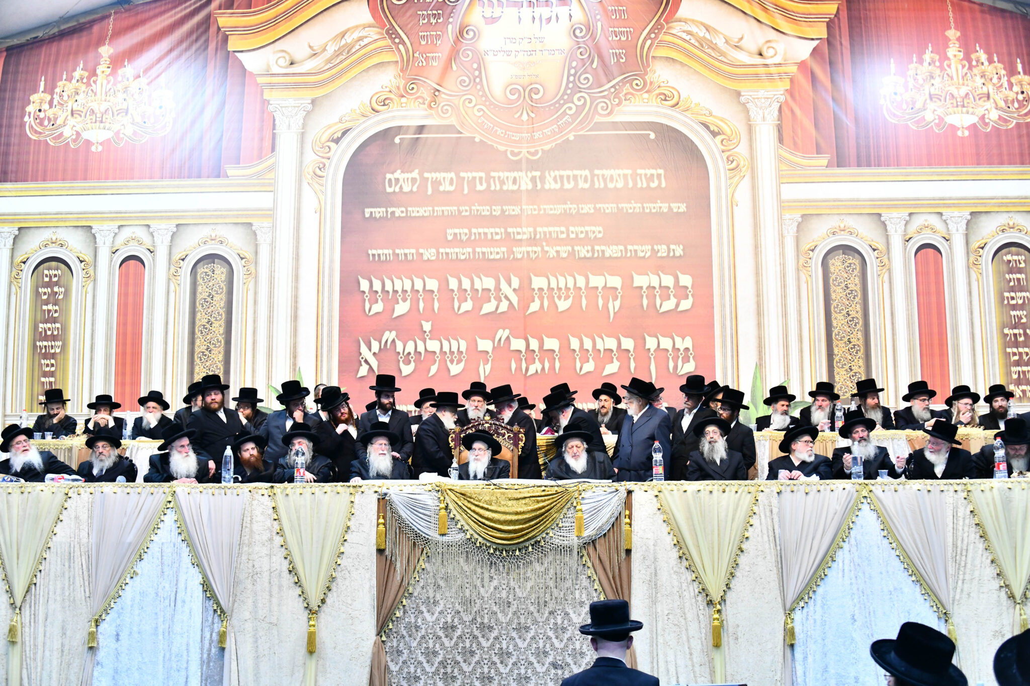 אלפים קיבלו את פניו של האדמו"ר מצאנז קלויזנבורג בשנלר