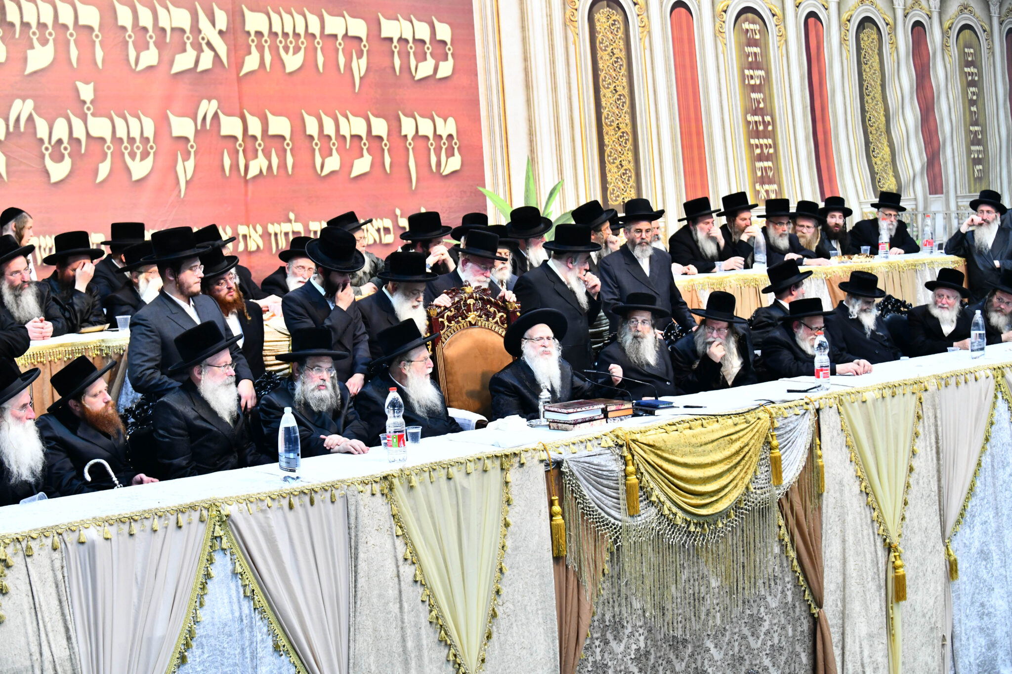 אלפים קיבלו את פניו של האדמו"ר מצאנז קלויזנבורג בשנלר