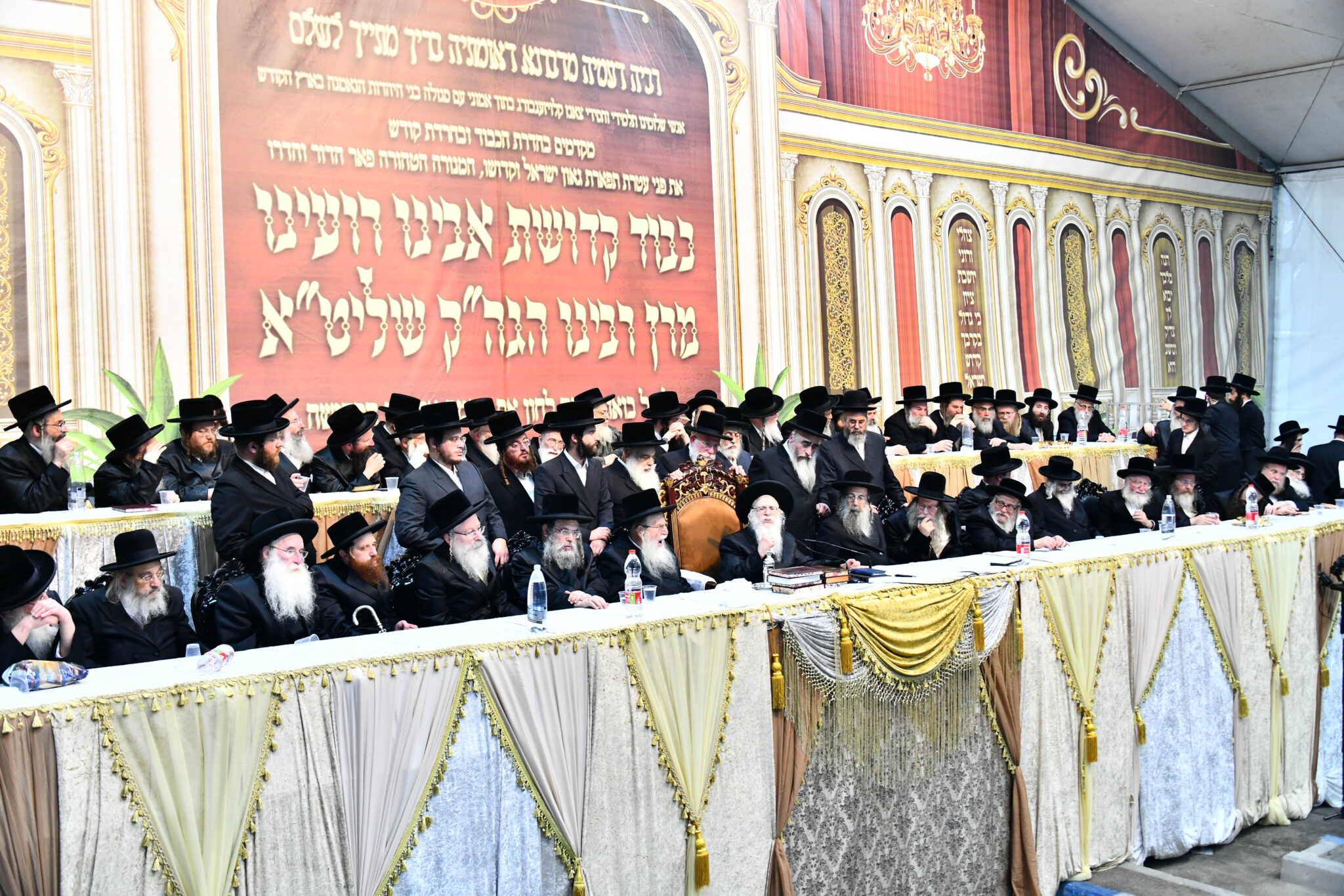 אלפים קיבלו את פניו של האדמו"ר מצאנז קלויזנבורג בשנלר