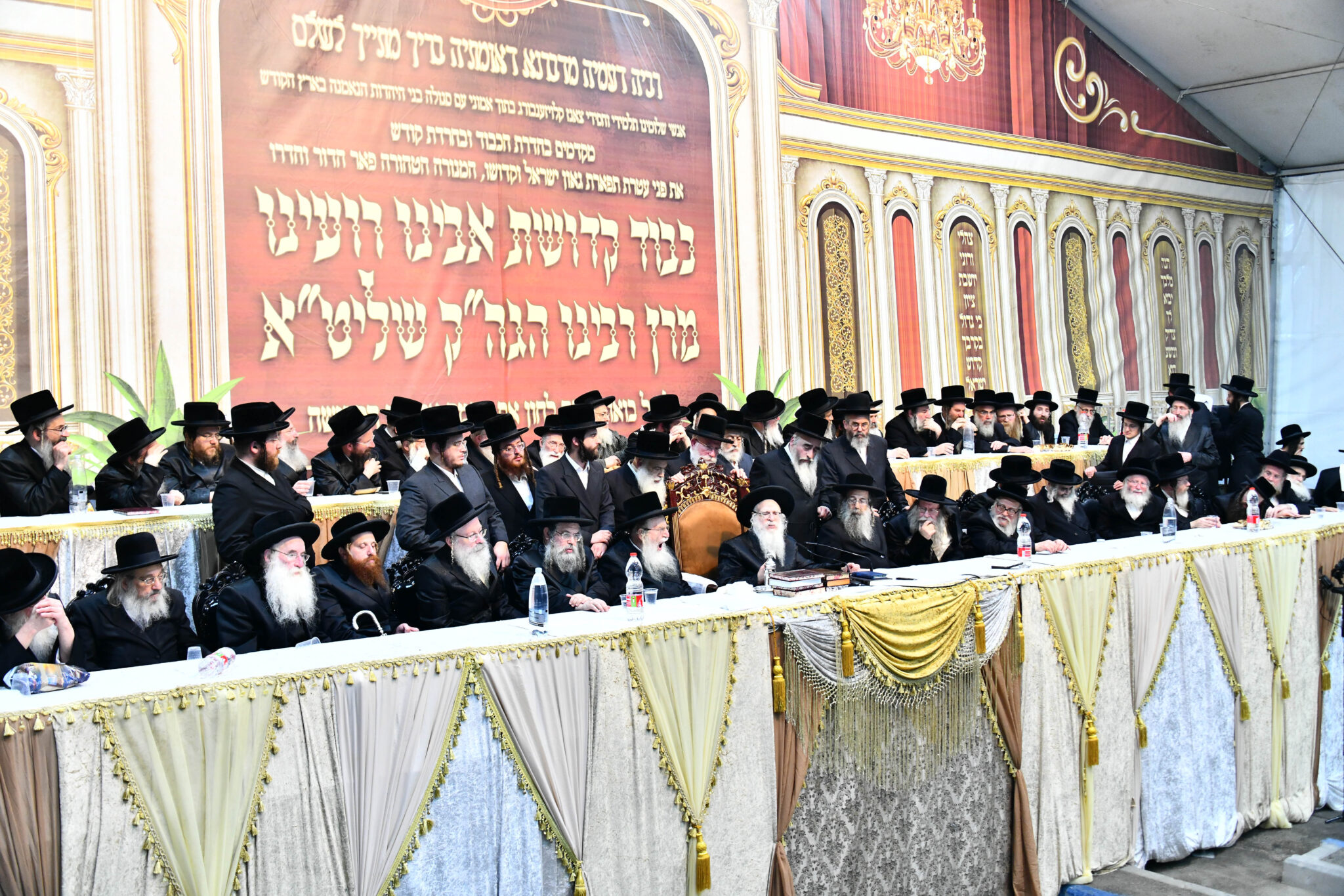 אלפים קיבלו את פניו של האדמו"ר מצאנז קלויזנבורג בשנלר