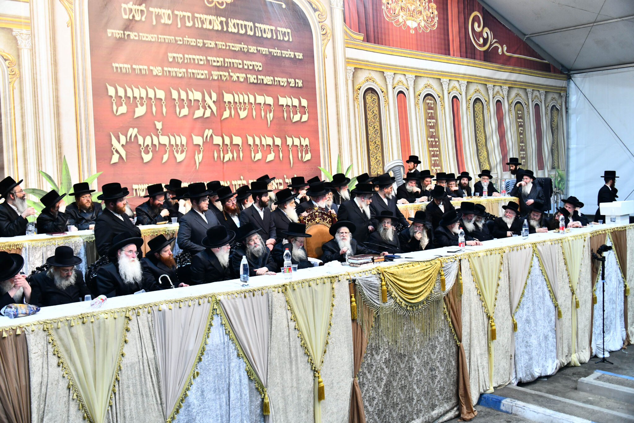 אלפים קיבלו את פניו של האדמו"ר מצאנז קלויזנבורג בשנלר