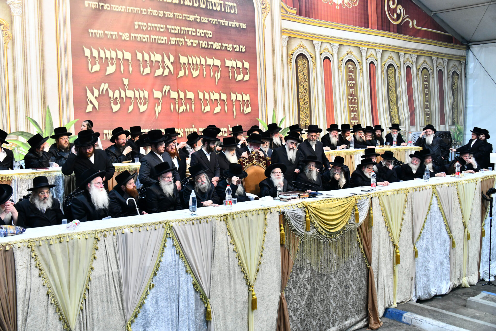 אלפים קיבלו את פניו של האדמו"ר מצאנז קלויזנבורג בשנלר