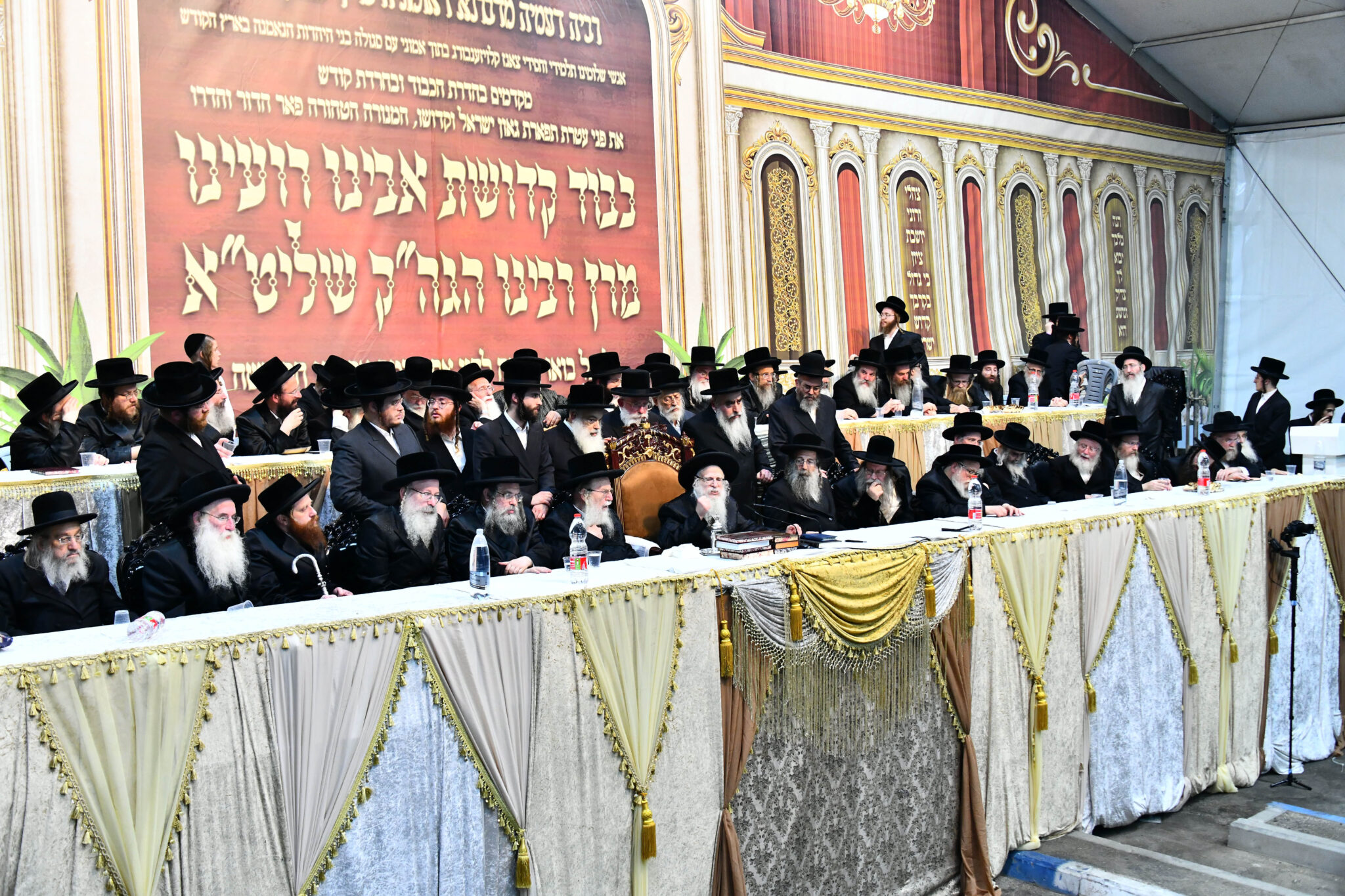 אלפים קיבלו את פניו של האדמו"ר מצאנז קלויזנבורג בשנלר