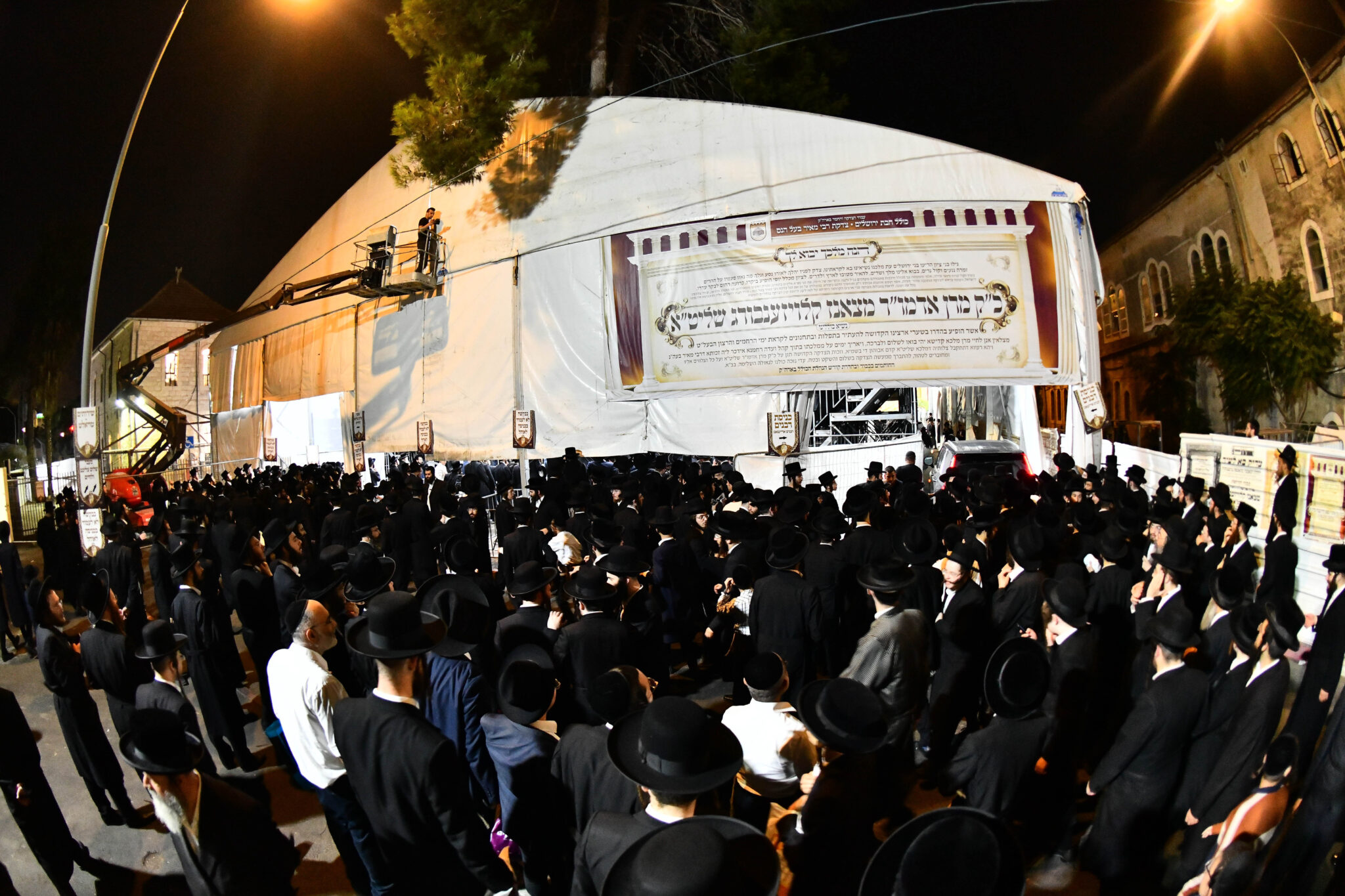 אלפים קיבלו את פניו של האדמו"ר מצאנז קלויזנבורג בשנלר