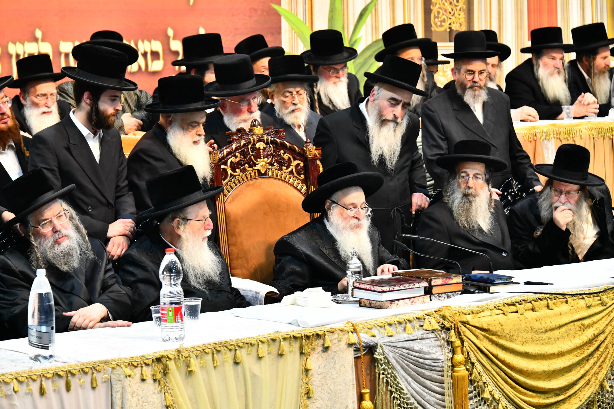 אלפים קיבלו את פניו של האדמו"ר מצאנז קלויזנבורג בשנלר