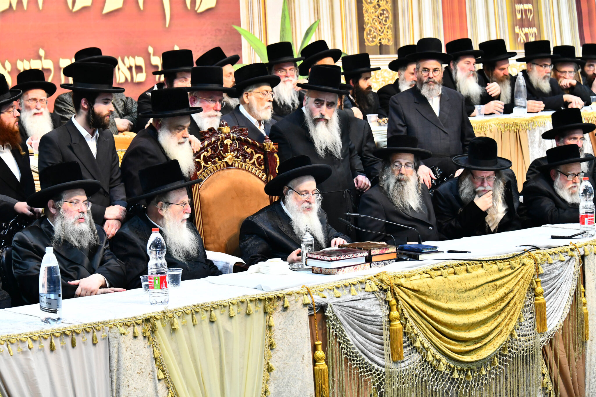 אלפים קיבלו את פניו של האדמו"ר מצאנז קלויזנבורג בשנלר