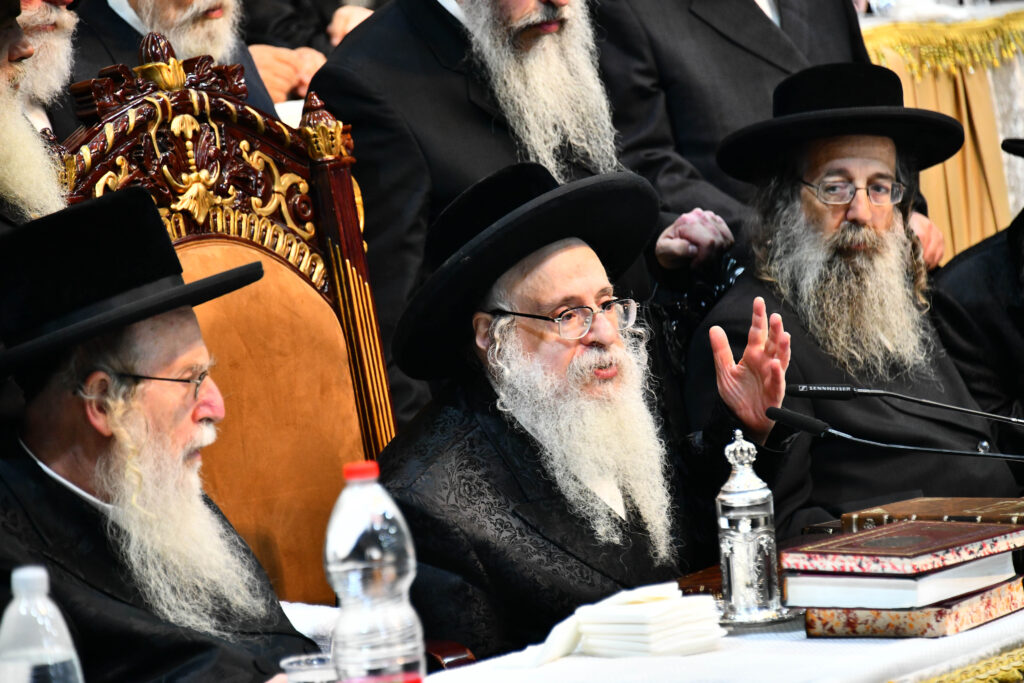 אלפים קיבלו את פניו של האדמו"ר מצאנז קלויזנבורג בשנלר