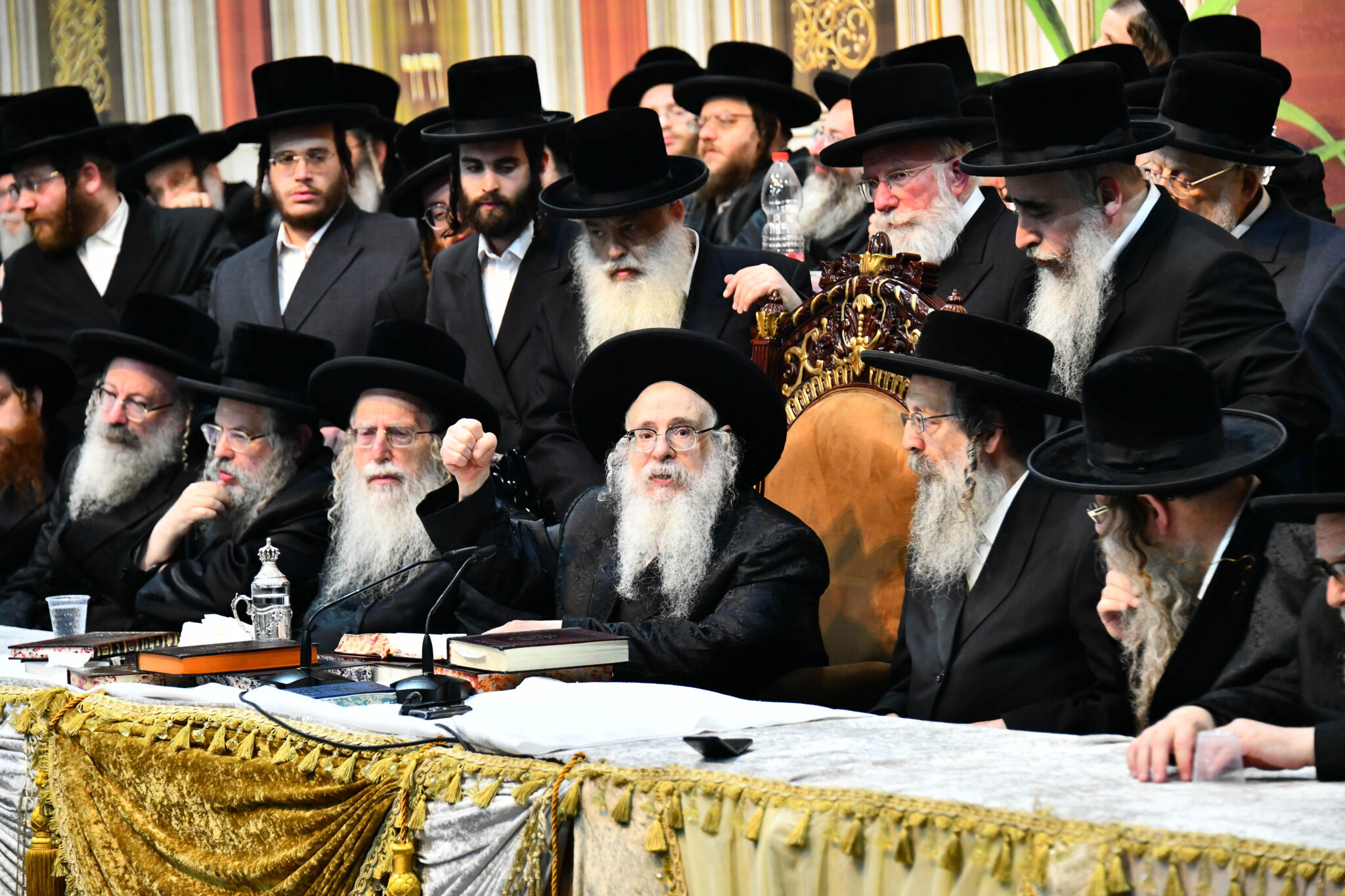 אלפים קיבלו את פניו של האדמו"ר מצאנז קלויזנבורג בשנלר