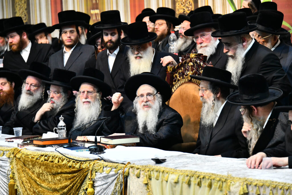 אלפים קיבלו את פניו של האדמו"ר מצאנז קלויזנבורג בשנלר