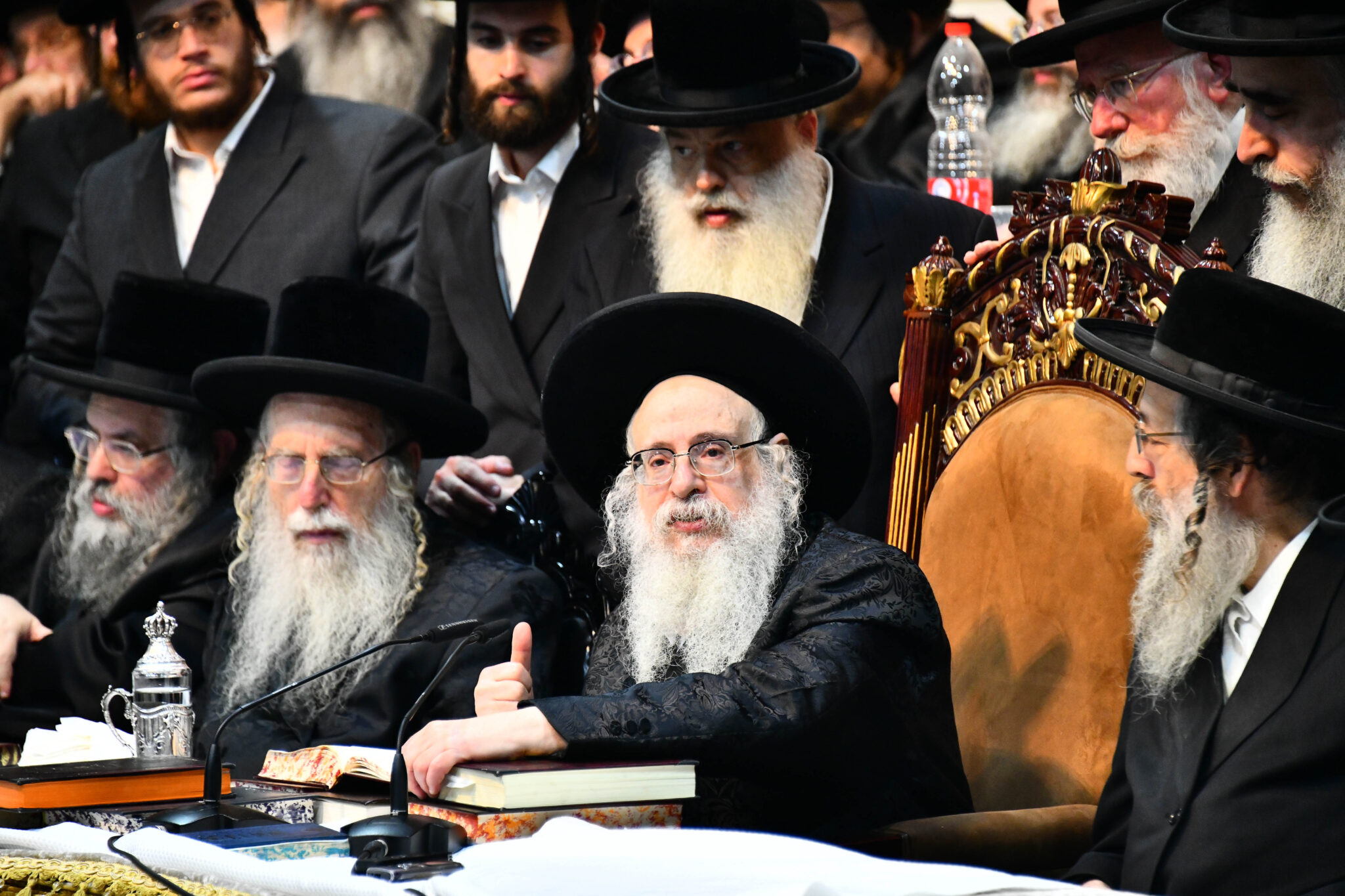 אלפים קיבלו את פניו של האדמו"ר מצאנז קלויזנבורג בשנלר