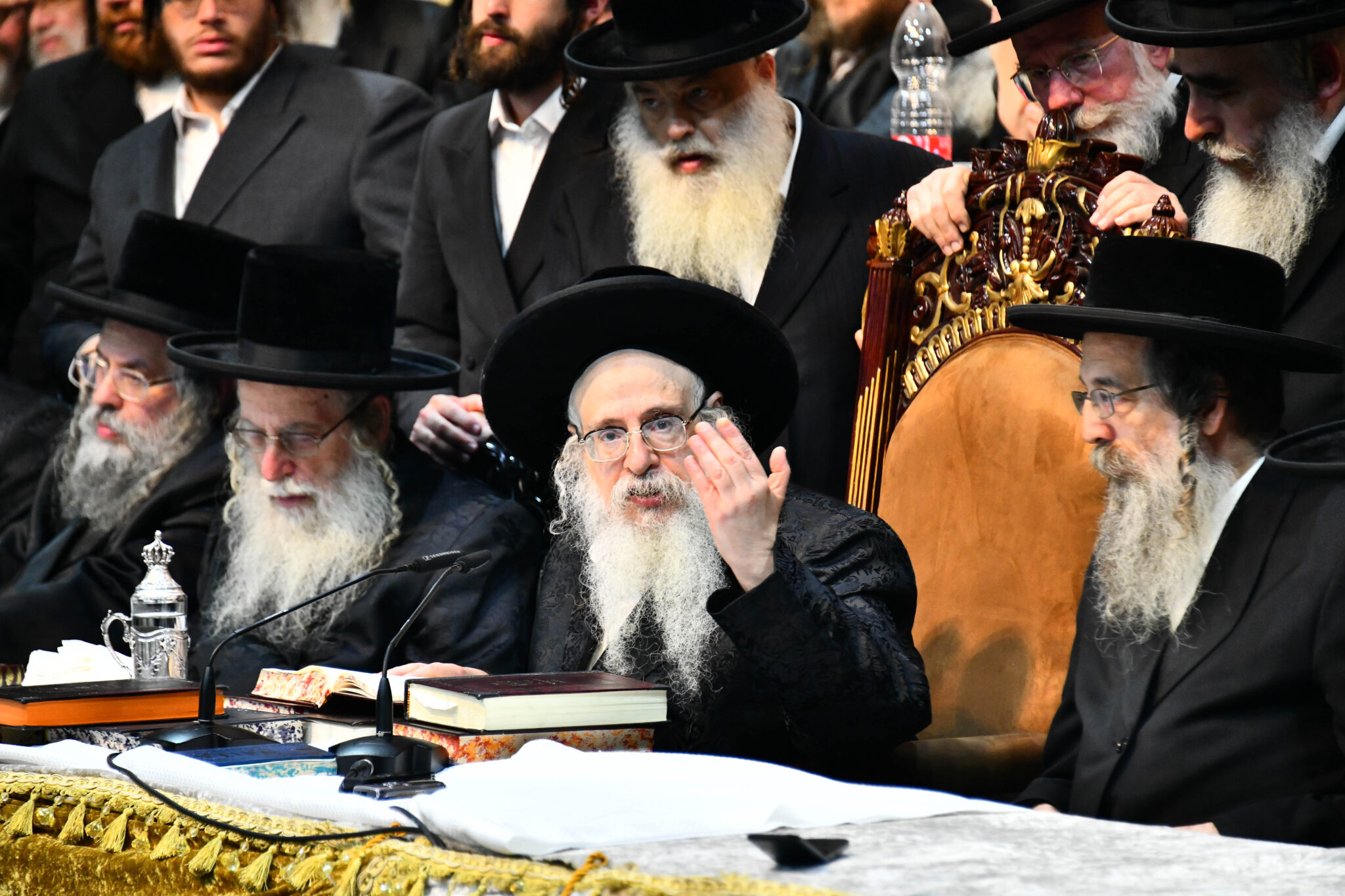 אלפים קיבלו את פניו של האדמו"ר מצאנז קלויזנבורג בשנלר