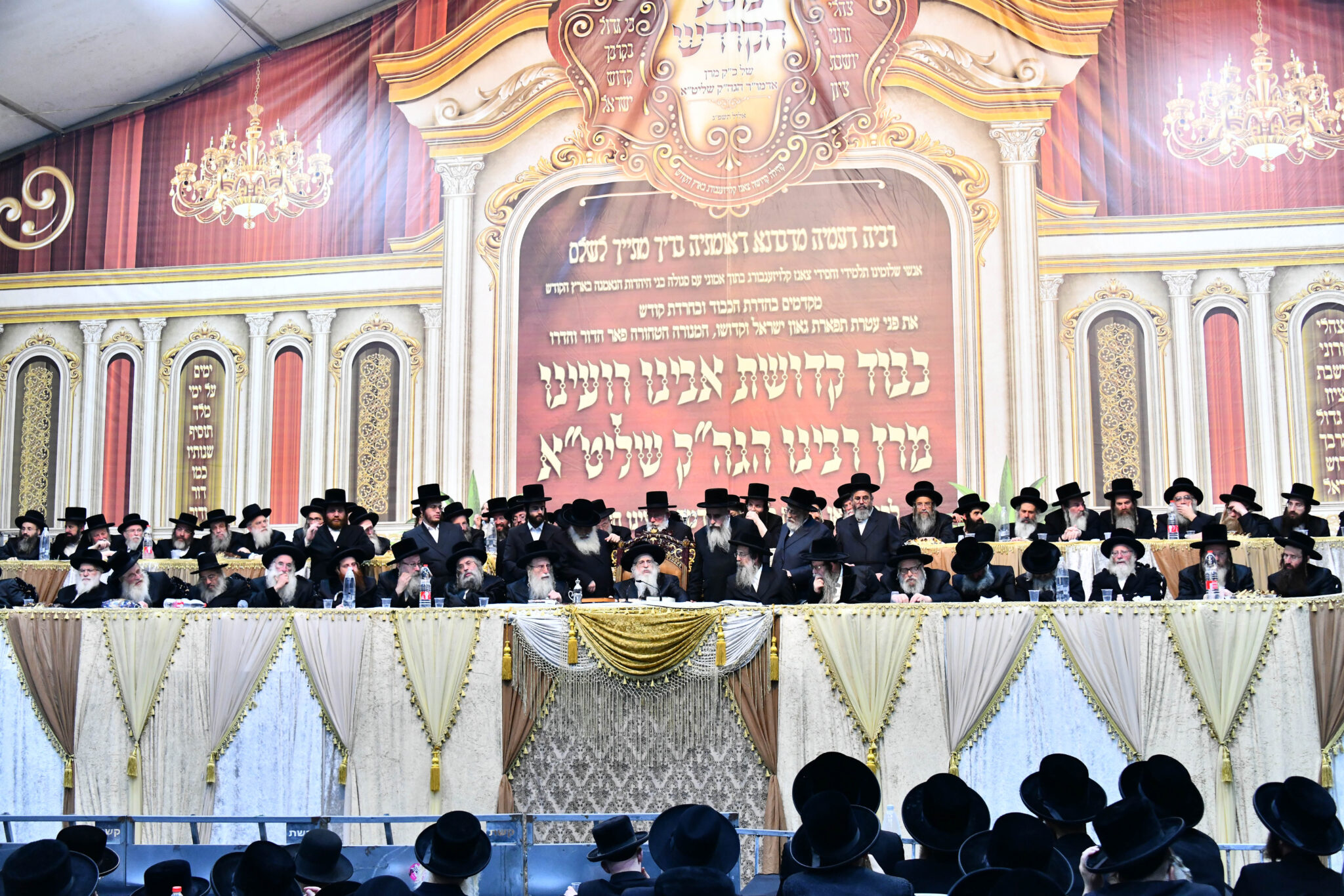 אלפים קיבלו את פניו של האדמו"ר מצאנז קלויזנבורג בשנלר