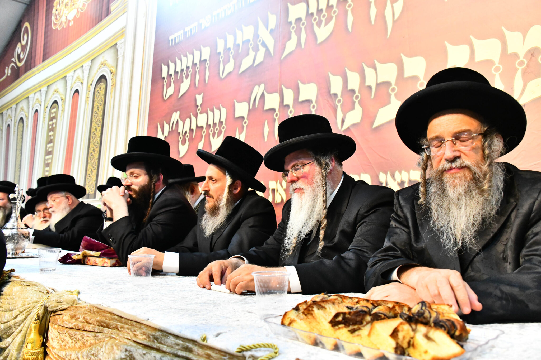 אלפים קיבלו את פניו של האדמו"ר מצאנז קלויזנבורג בשנלר