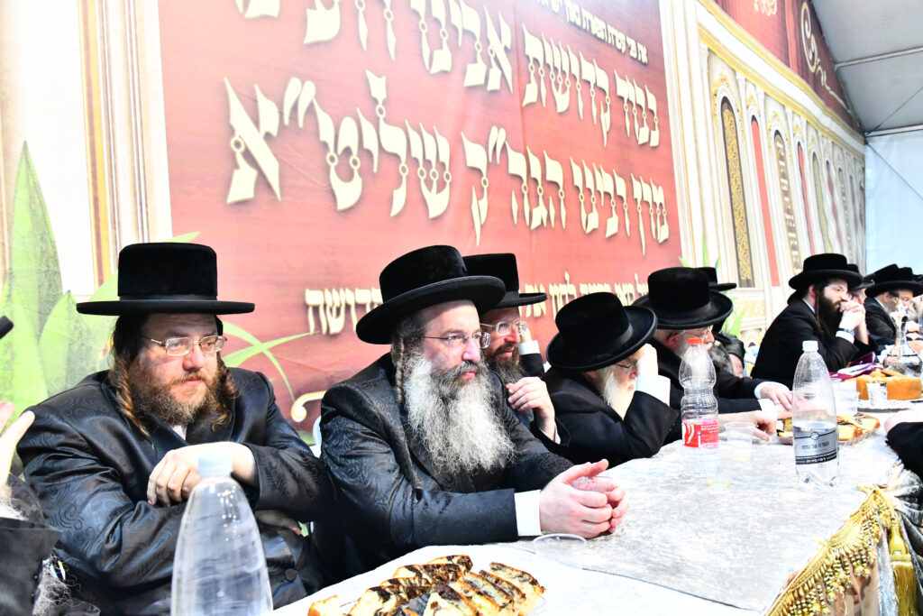 אלפים קיבלו את פניו של האדמו"ר מצאנז קלויזנבורג בשנלר