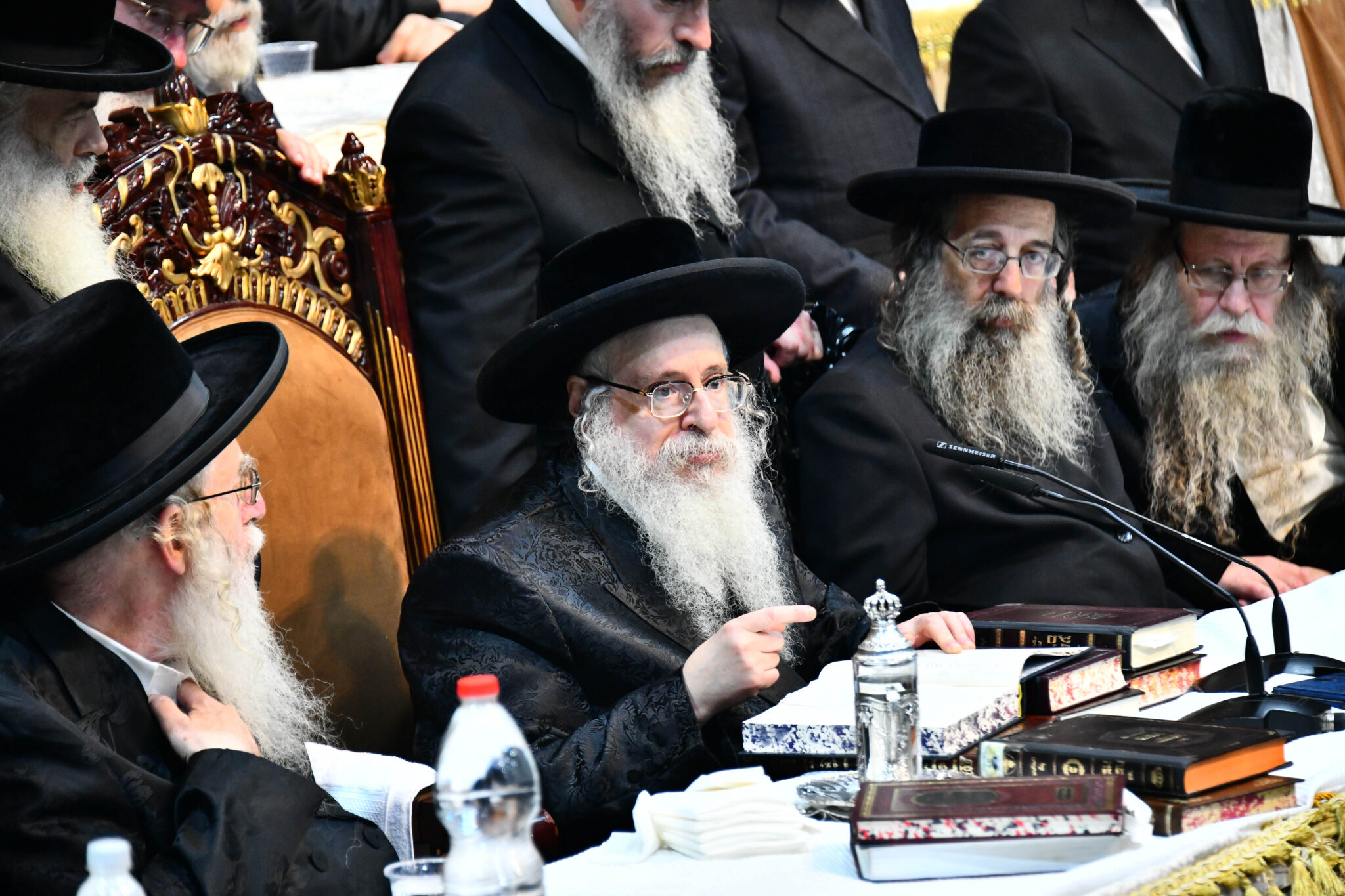 אלפים קיבלו את פניו של האדמו"ר מצאנז קלויזנבורג בשנלר