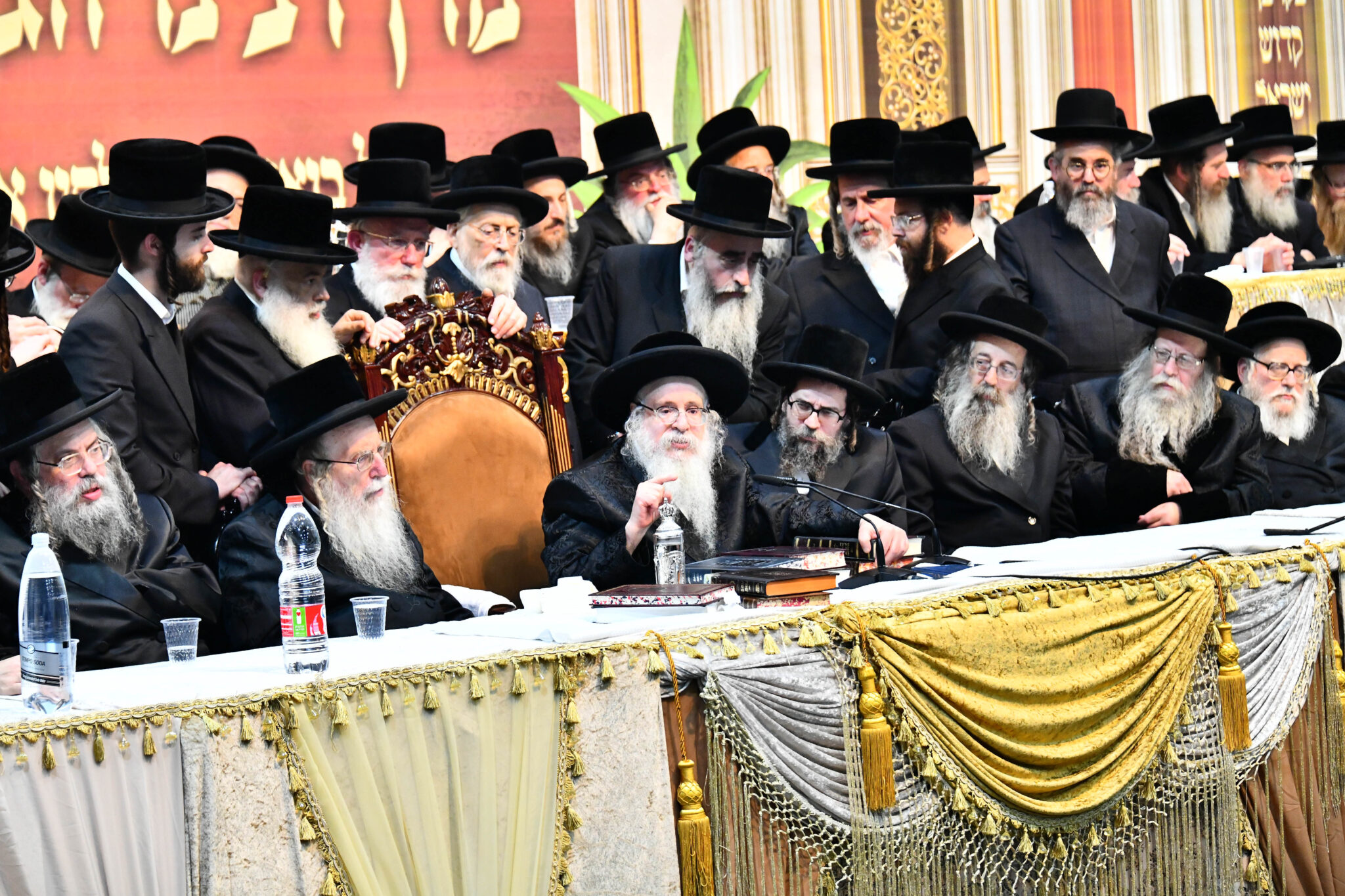 אלפים קיבלו את פניו של האדמו"ר מצאנז קלויזנבורג בשנלר