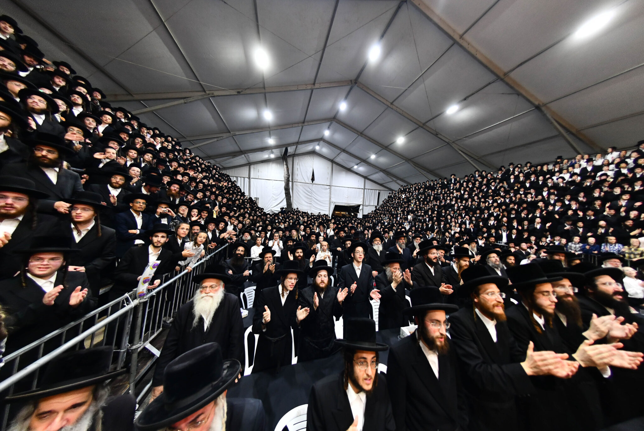 אלפים קיבלו את פניו של האדמו"ר מצאנז קלויזנבורג בשנלר