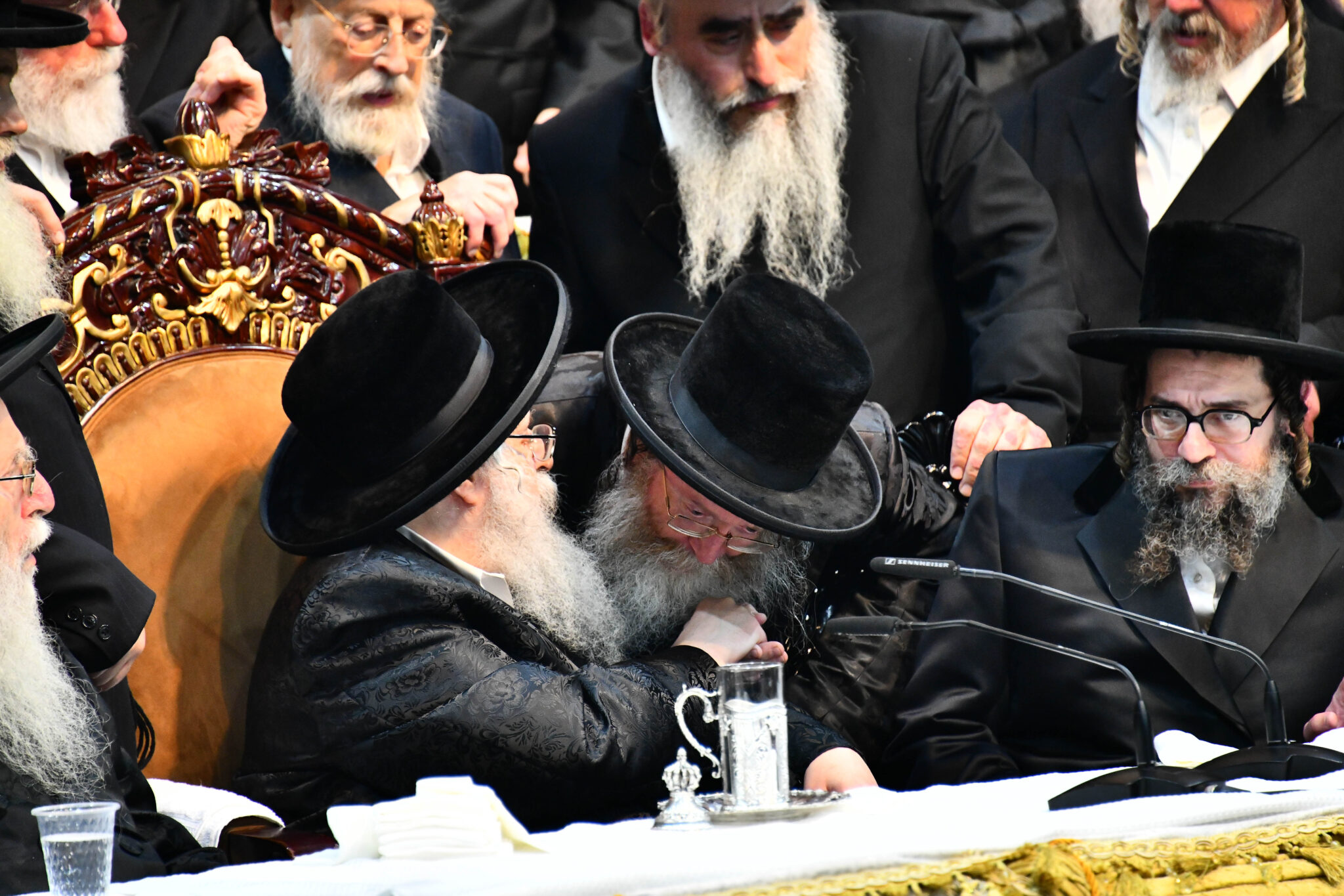 אלפים קיבלו את פניו של האדמו"ר מצאנז קלויזנבורג בשנלר