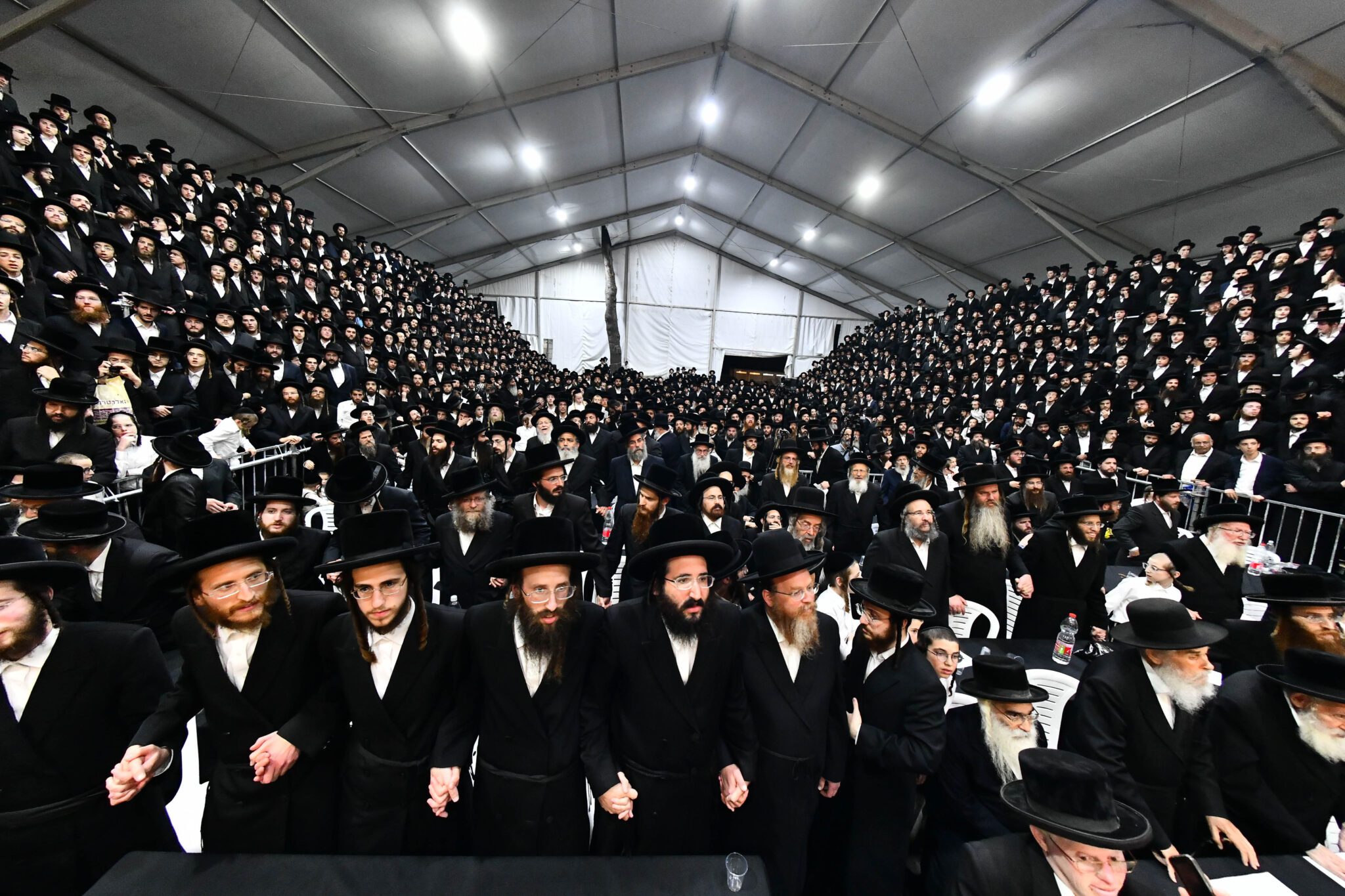 אלפים קיבלו את פניו של האדמו"ר מצאנז קלויזנבורג בשנלר