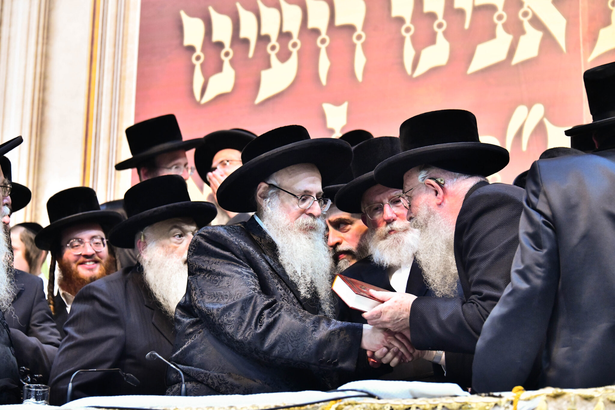 אלפים קיבלו את פניו של האדמו"ר מצאנז קלויזנבורג בשנלר