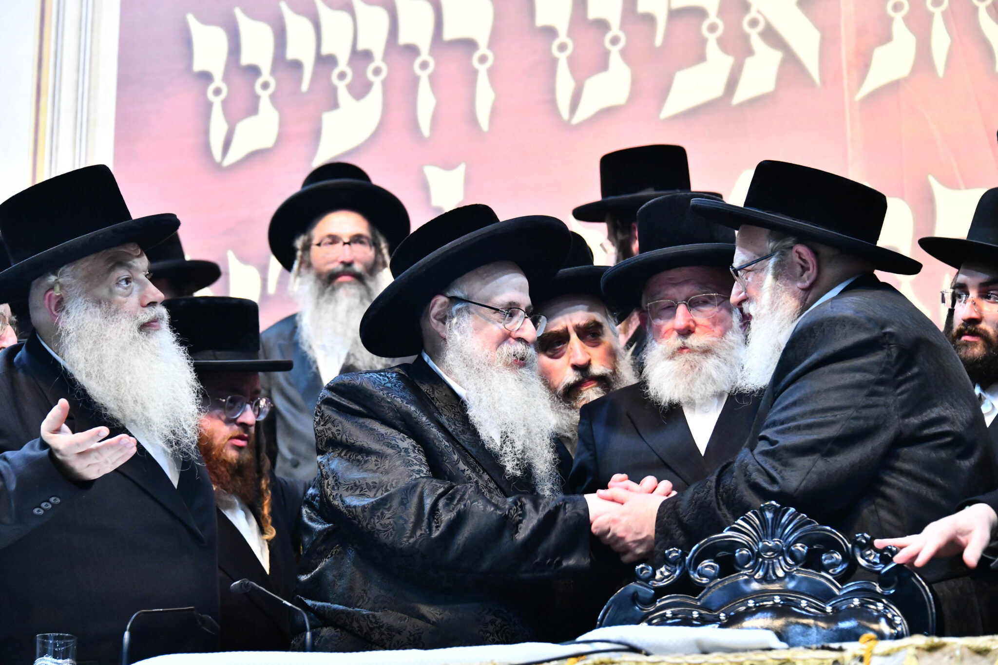 אלפים קיבלו את פניו של האדמו"ר מצאנז קלויזנבורג בשנלר