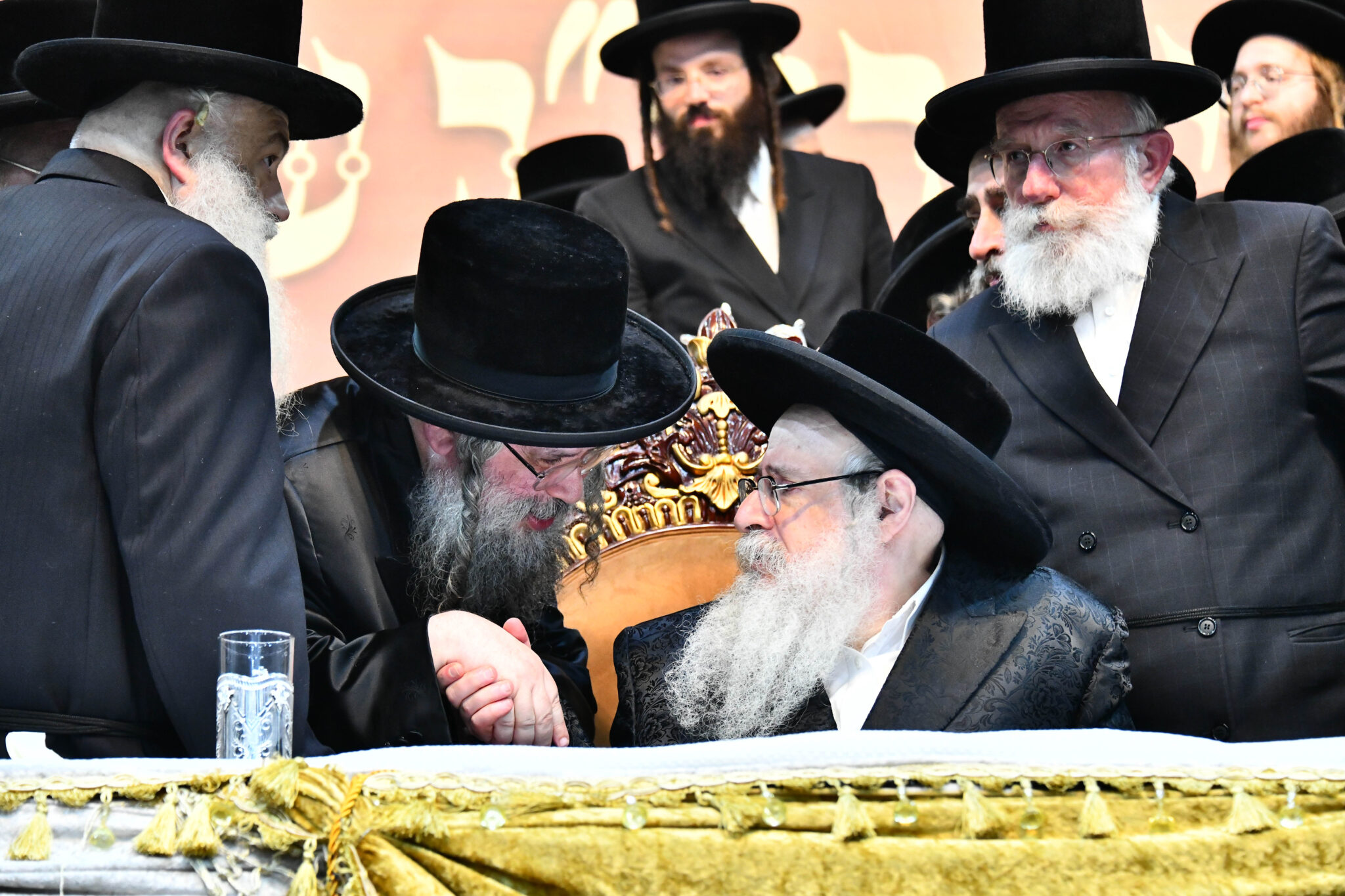 אלפים קיבלו את פניו של האדמו"ר מצאנז קלויזנבורג בשנלר