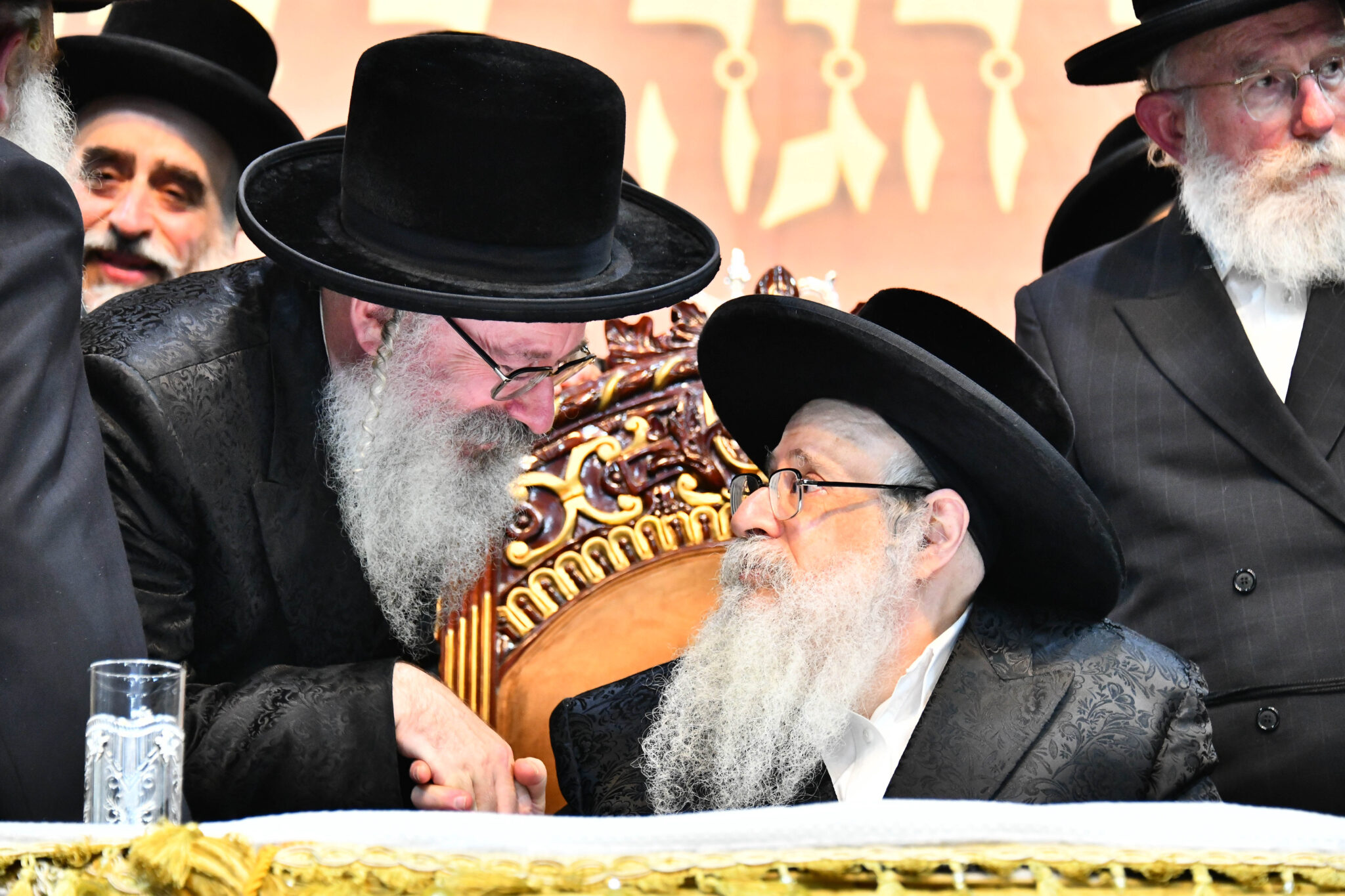 אלפים קיבלו את פניו של האדמו"ר מצאנז קלויזנבורג בשנלר