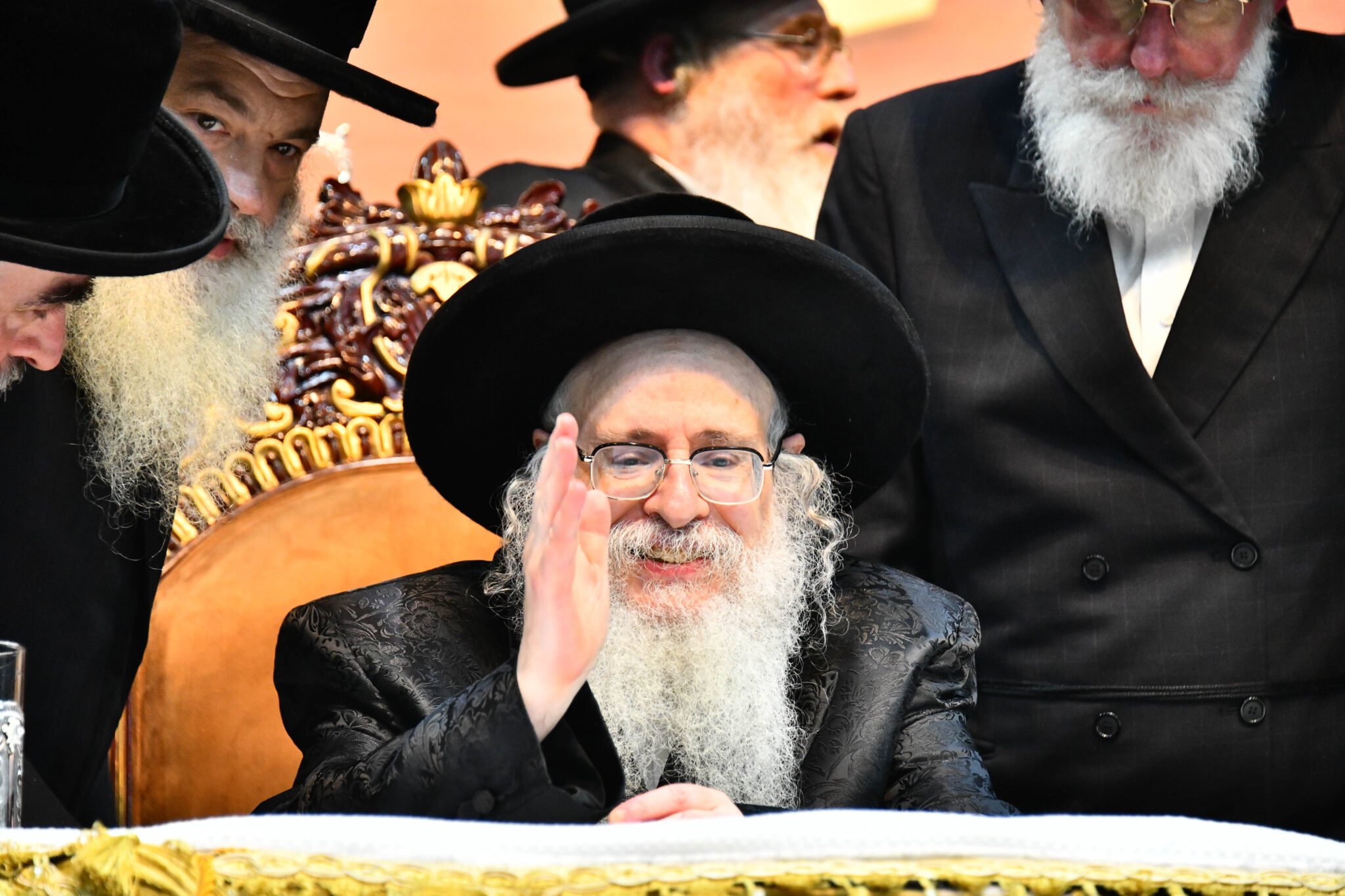 אלפים קיבלו את פניו של האדמו"ר מצאנז קלויזנבורג בשנלר