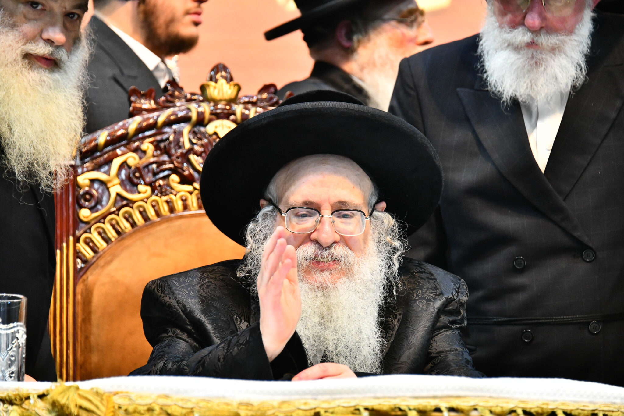 אלפים קיבלו את פניו של האדמו"ר מצאנז קלויזנבורג בשנלר