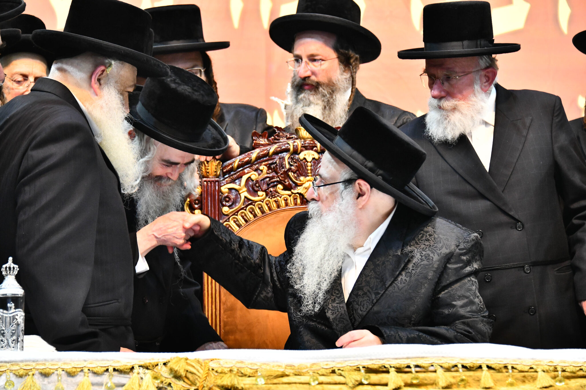 אלפים קיבלו את פניו של האדמו"ר מצאנז קלויזנבורג בשנלר