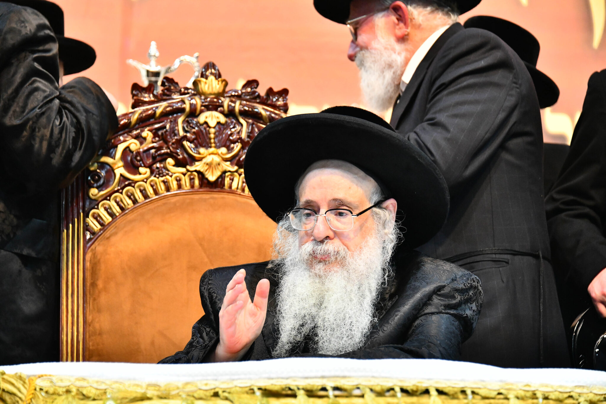 אלפים קיבלו את פניו של האדמו"ר מצאנז קלויזנבורג בשנלר