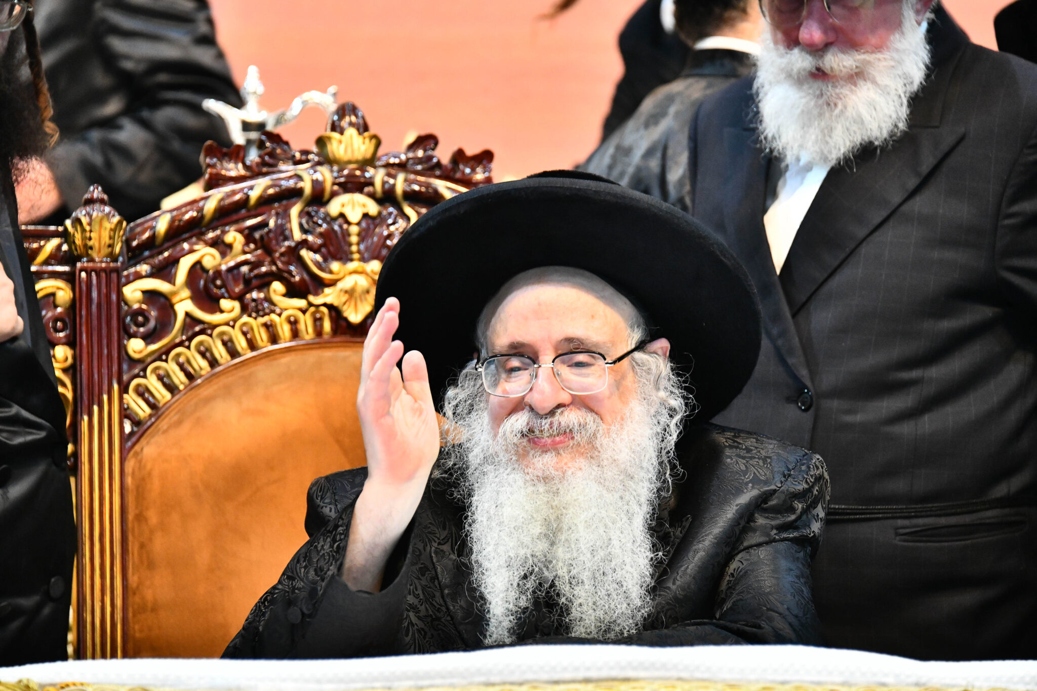 אלפים קיבלו את פניו של האדמו"ר מצאנז קלויזנבורג בשנלר