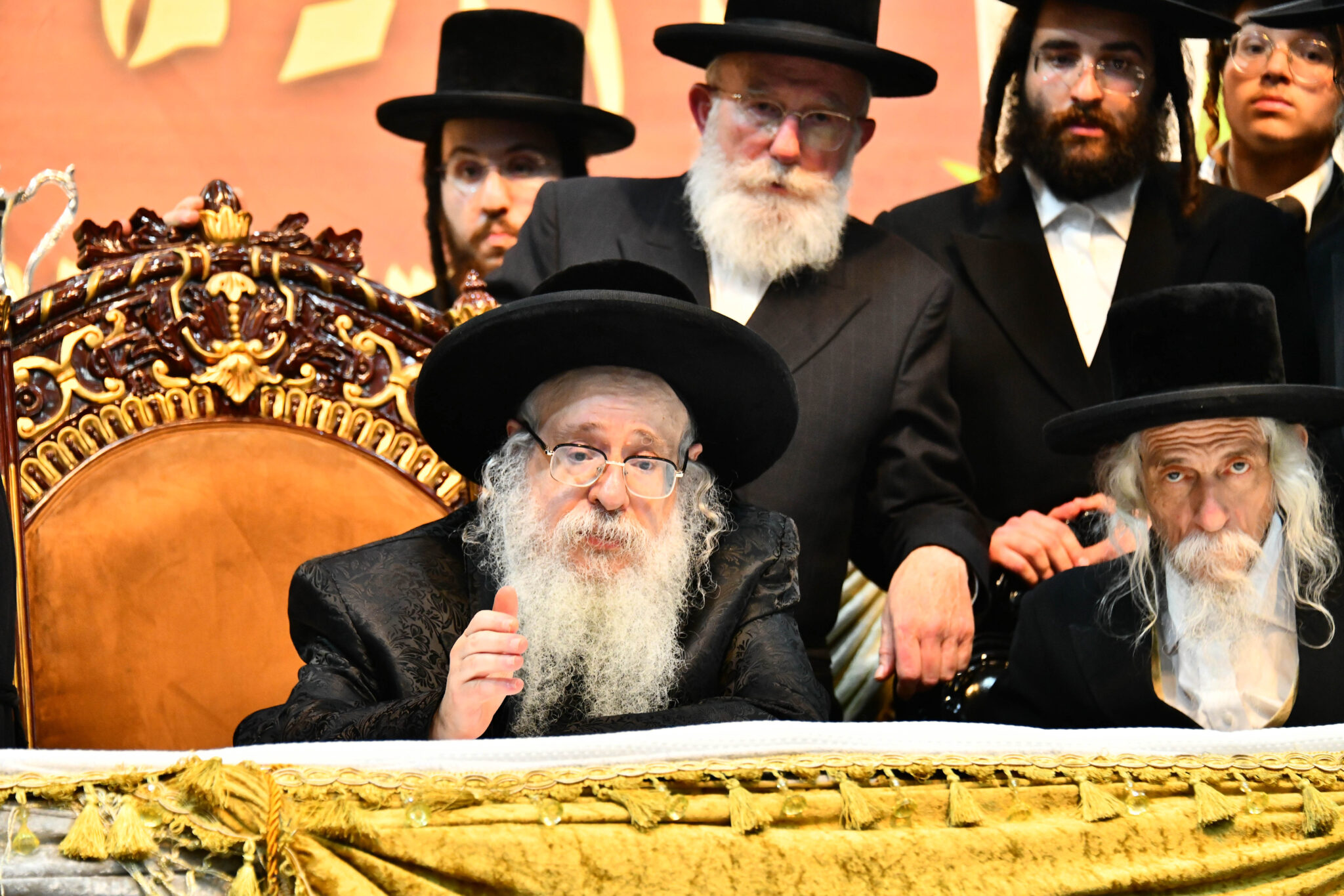 אלפים קיבלו את פניו של האדמו"ר מצאנז קלויזנבורג בשנלר