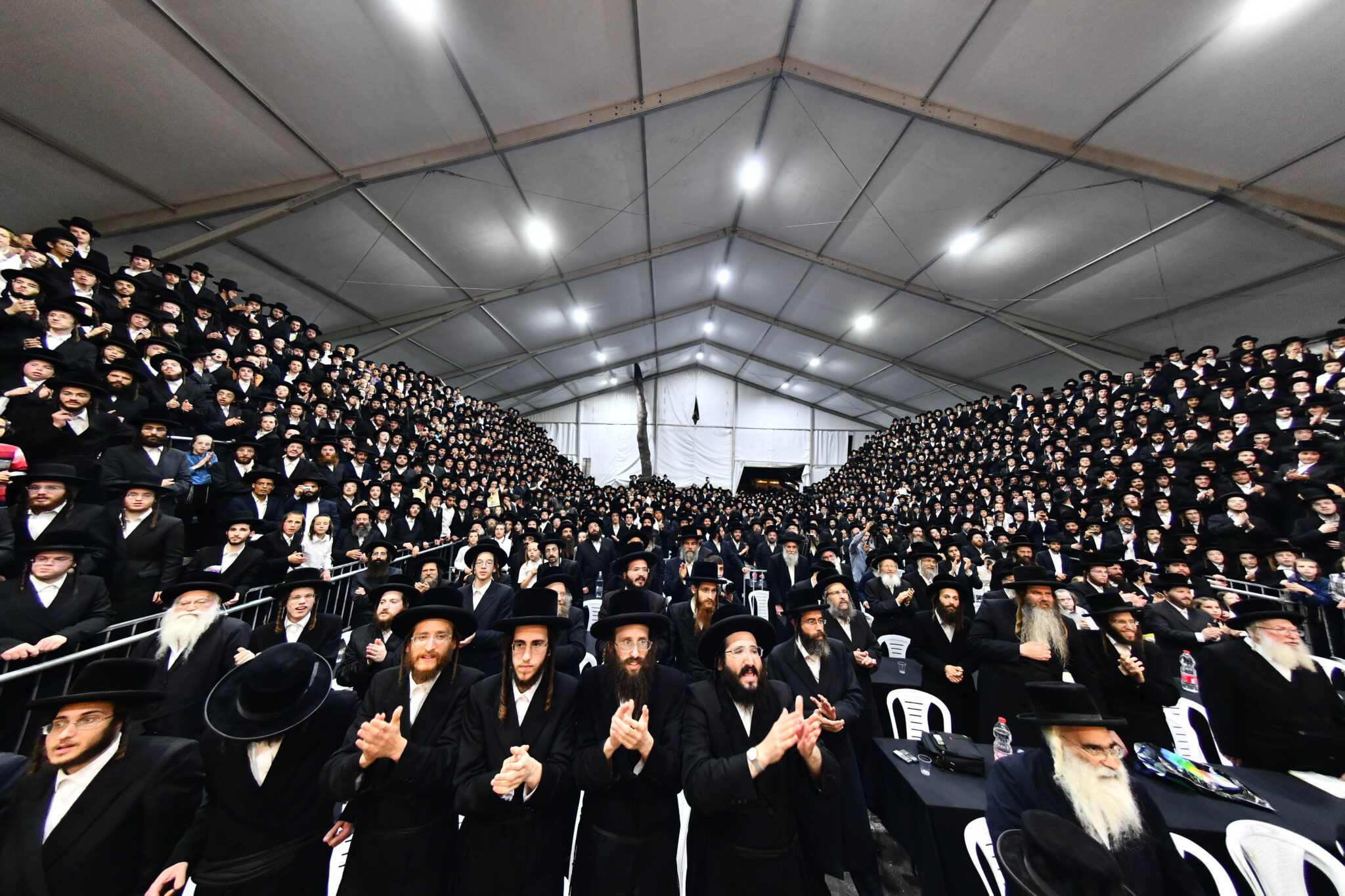 אלפים קיבלו את פניו של האדמו"ר מצאנז קלויזנבורג בשנלר