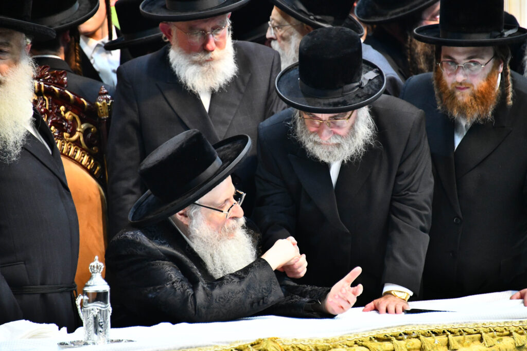 אלפים קיבלו את פניו של האדמו"ר מצאנז קלויזנבורג בשנלר