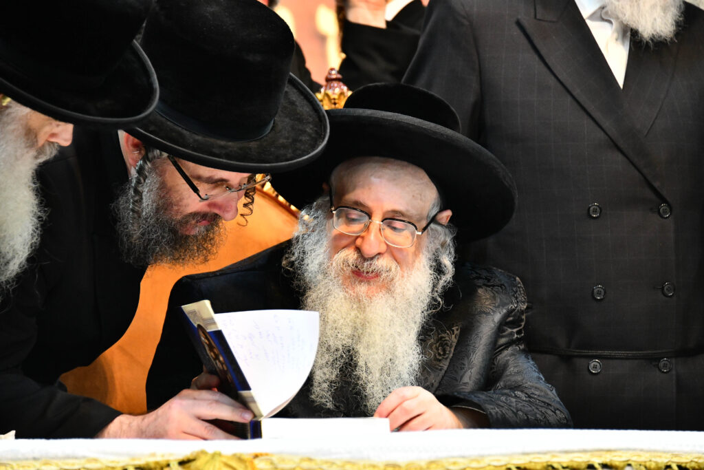 אלפים קיבלו את פניו של האדמו"ר מצאנז קלויזנבורג בשנלר