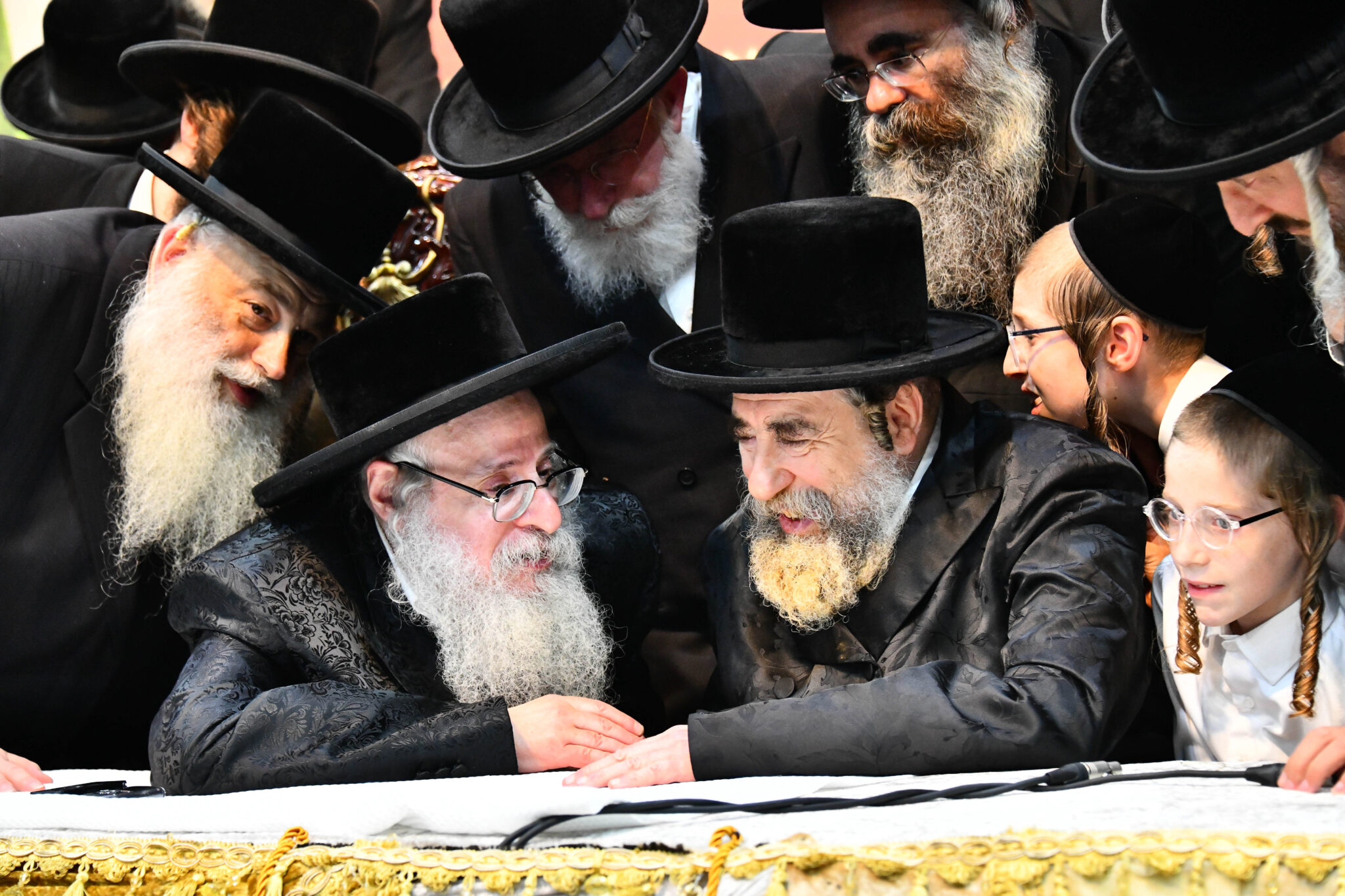 אלפים קיבלו את פניו של האדמו"ר מצאנז קלויזנבורג בשנלר