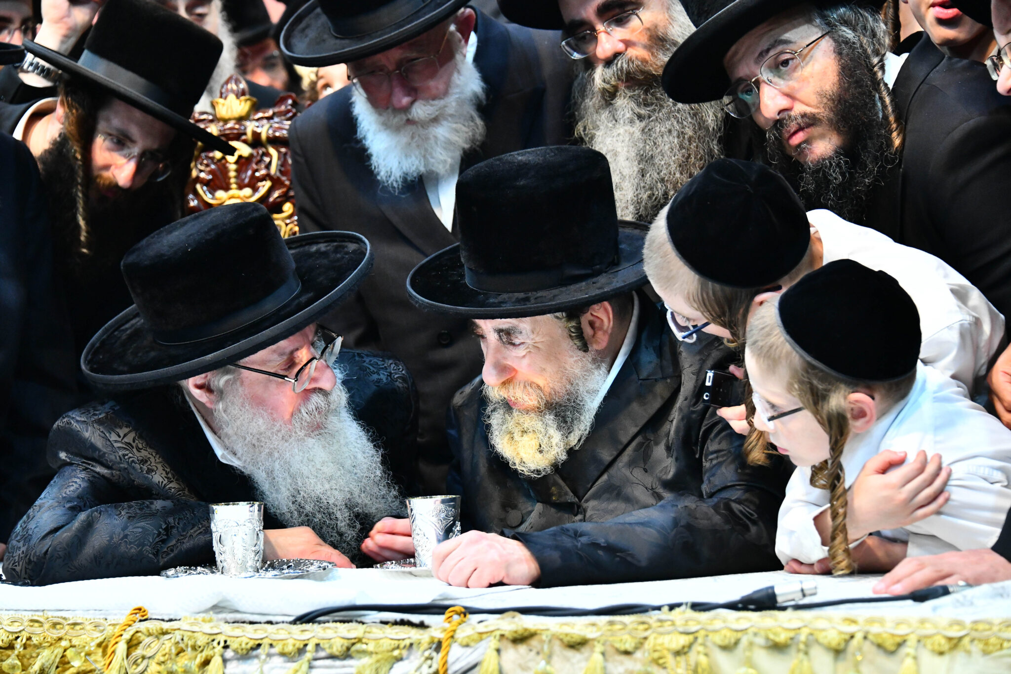 אלפים קיבלו את פניו של האדמו"ר מצאנז קלויזנבורג בשנלר