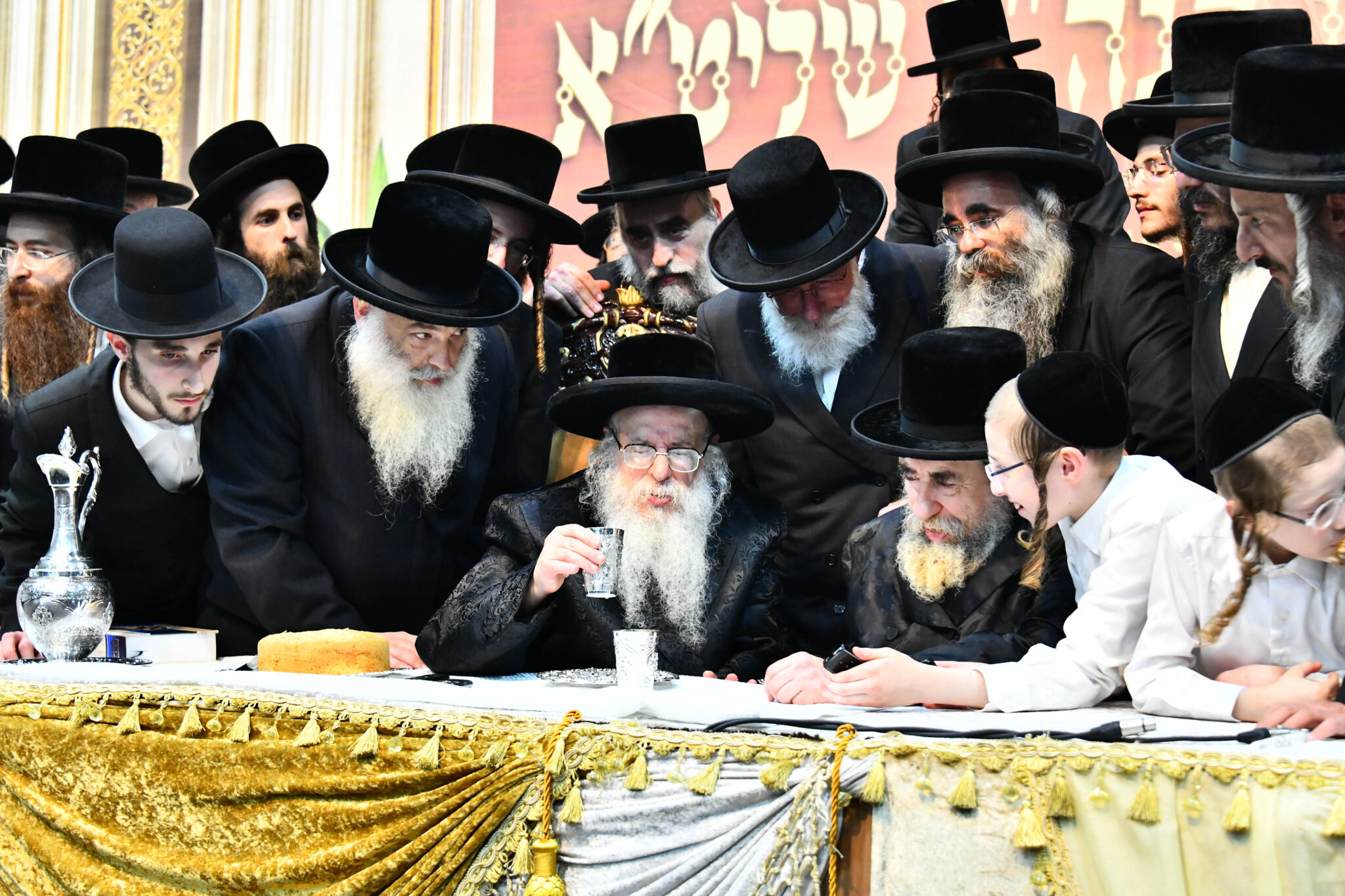 אלפים קיבלו את פניו של האדמו"ר מצאנז קלויזנבורג בשנלר