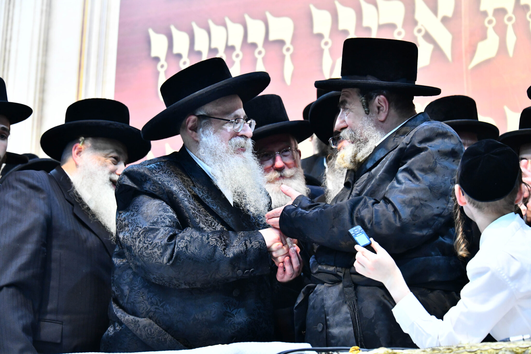 אלפים קיבלו את פניו של האדמו"ר מצאנז קלויזנבורג בשנלר