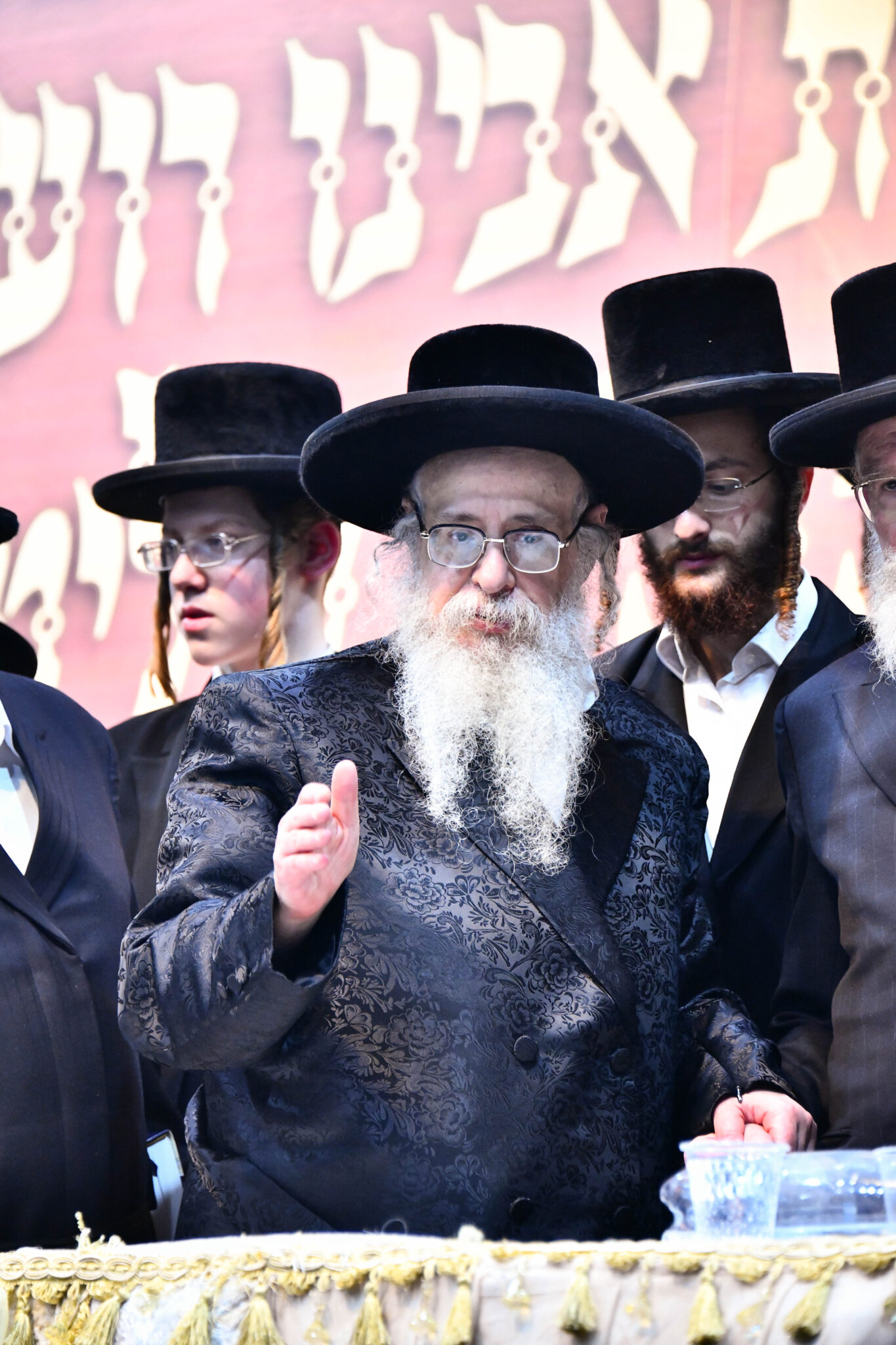 אלפים קיבלו את פניו של האדמו"ר מצאנז קלויזנבורג בשנלר