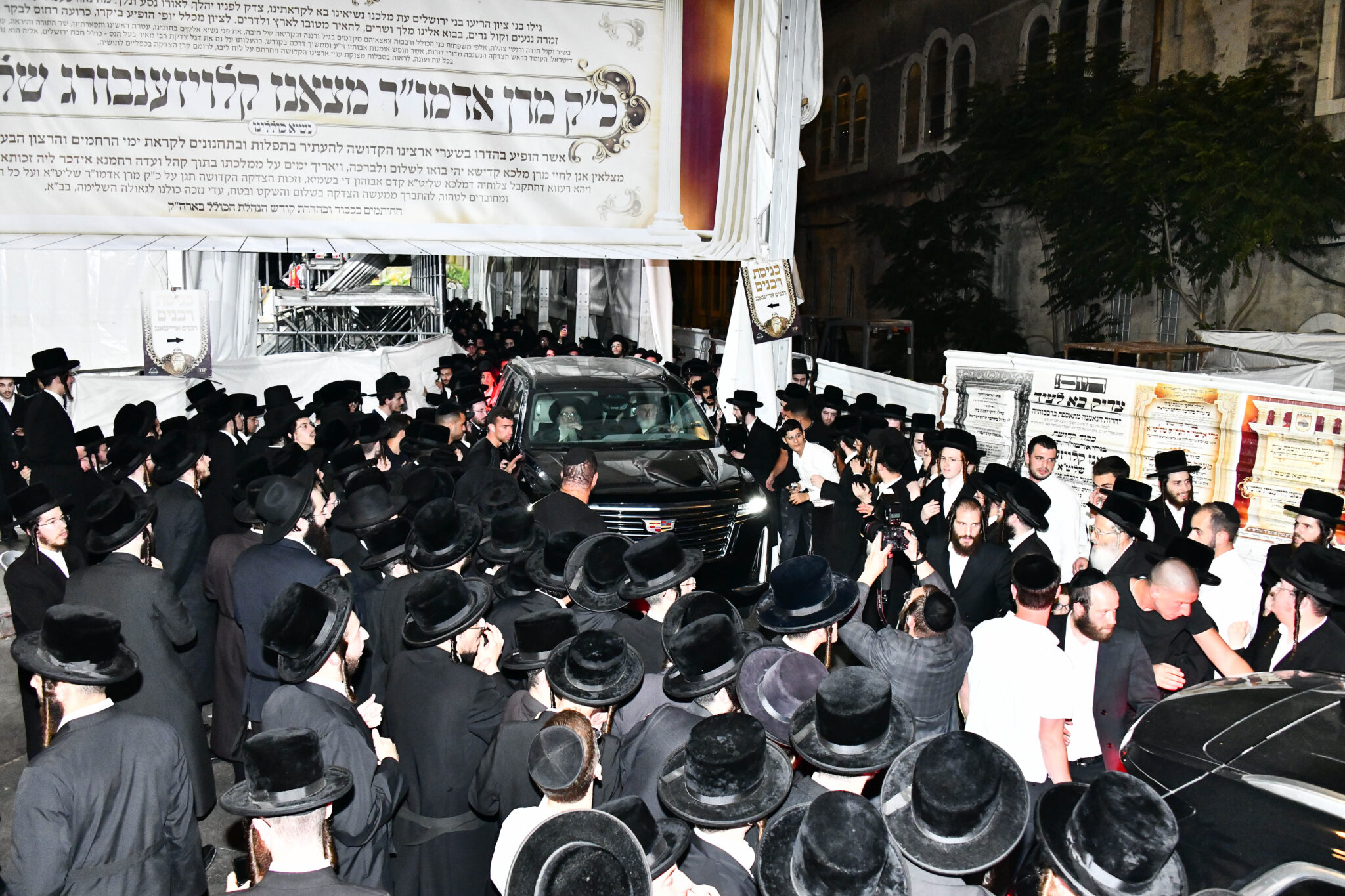 אלפים קיבלו את פניו של האדמו"ר מצאנז קלויזנבורג בשנלר