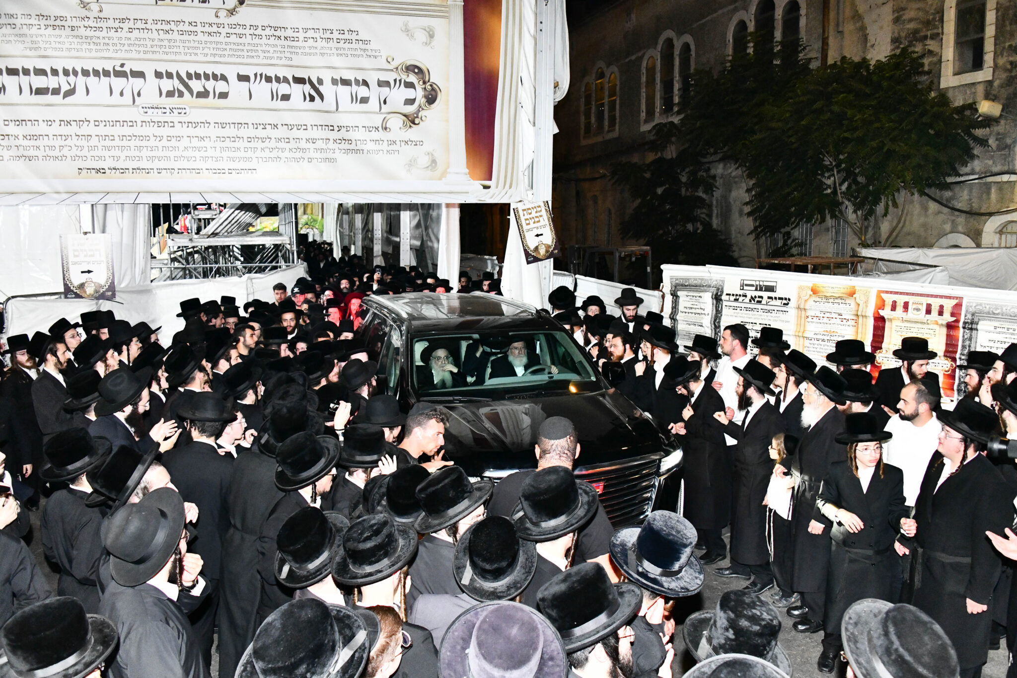 אלפים קיבלו את פניו של האדמו"ר מצאנז קלויזנבורג בשנלר