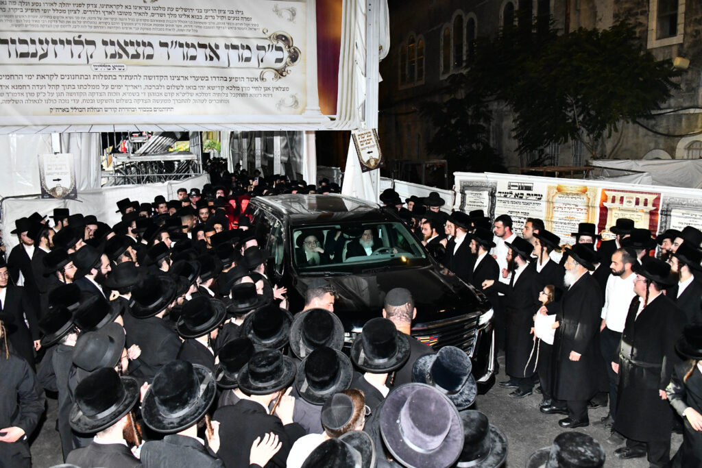 אלפים קיבלו את פניו של האדמו"ר מצאנז קלויזנבורג בשנלר