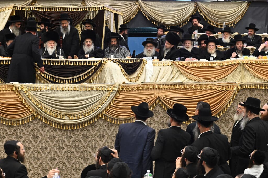 בראשות כ"ק האדמו"ר: רבבות בשבע ברכות אחרון בחסידות גור