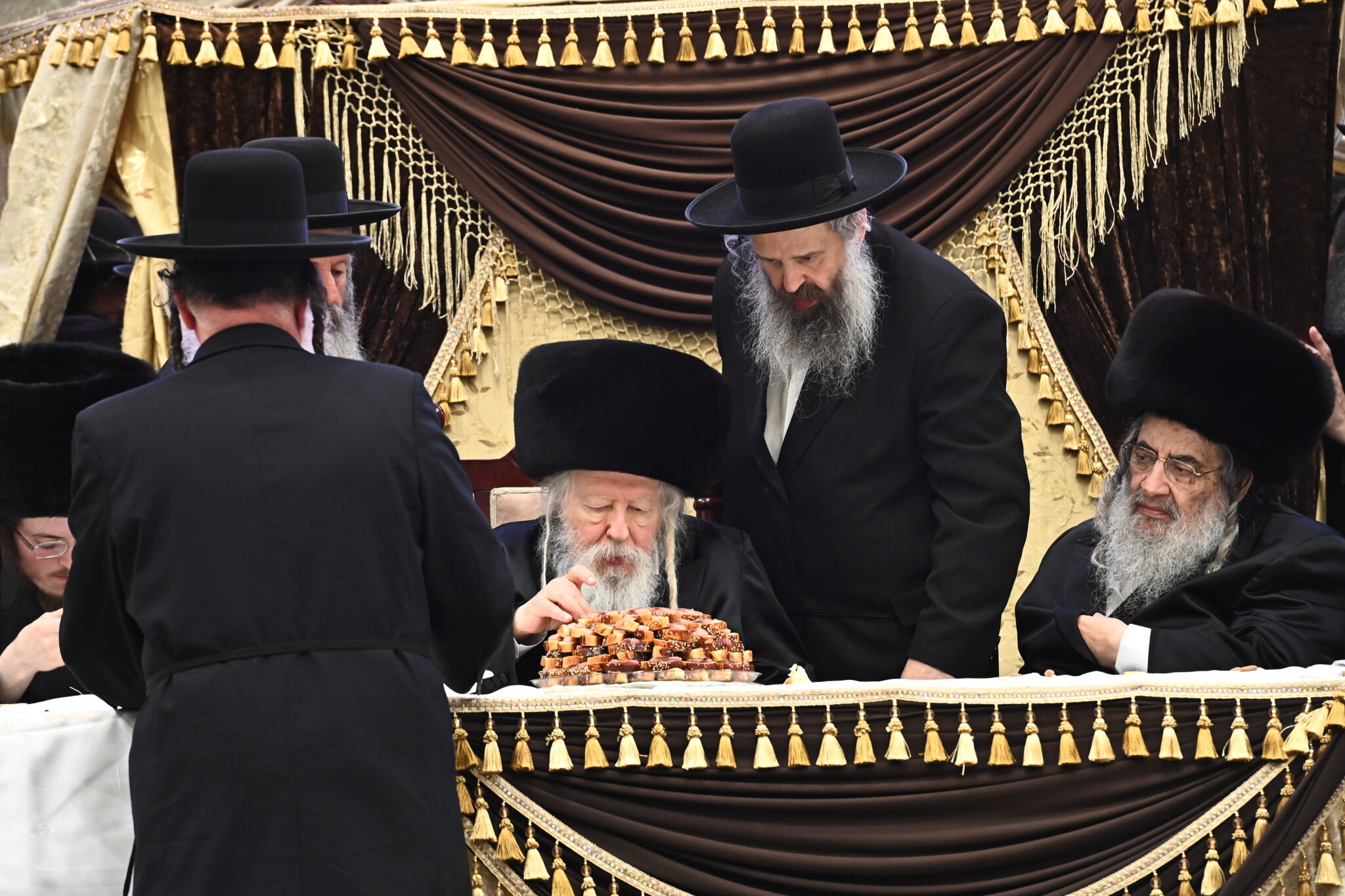 בראשות כ"ק האדמו"ר: רבבות בשבע ברכות אחרון בחסידות גור